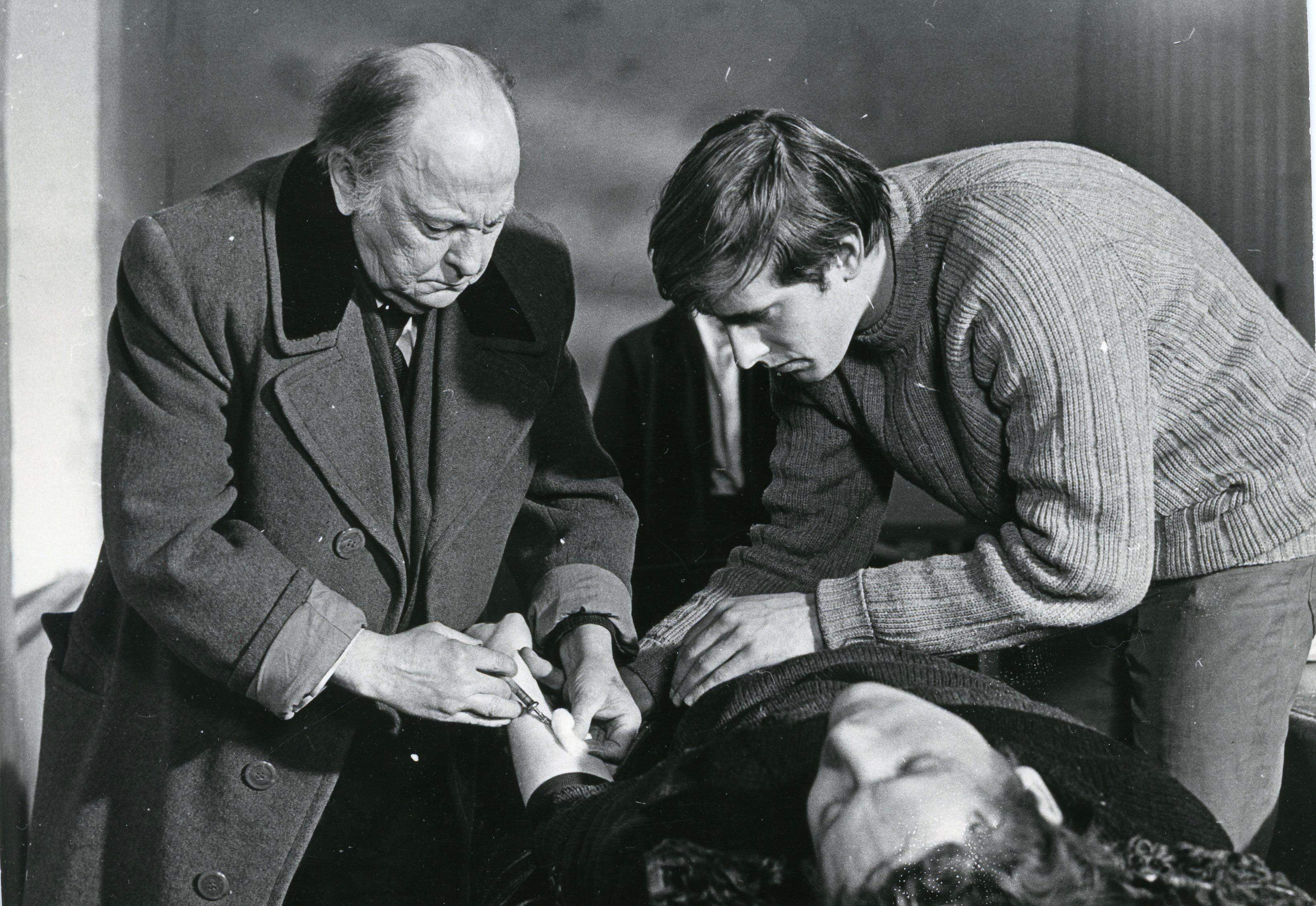 Filmivõtted Puhja kirikus (1971). Arsti osas Aleksander Mälton, Jaani osas Lembit Ulfsak