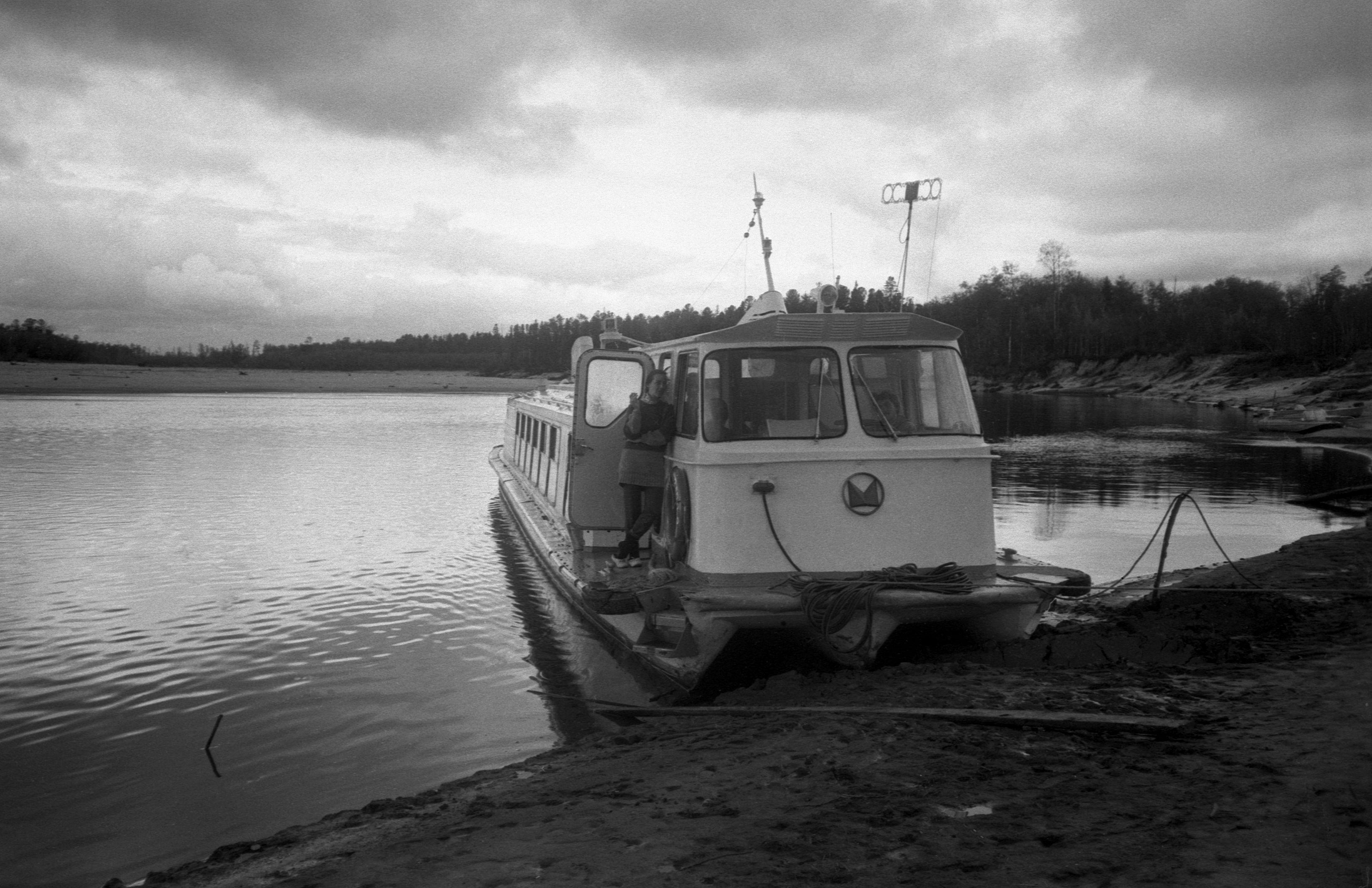 Uus laev  kalda veeres (1988)