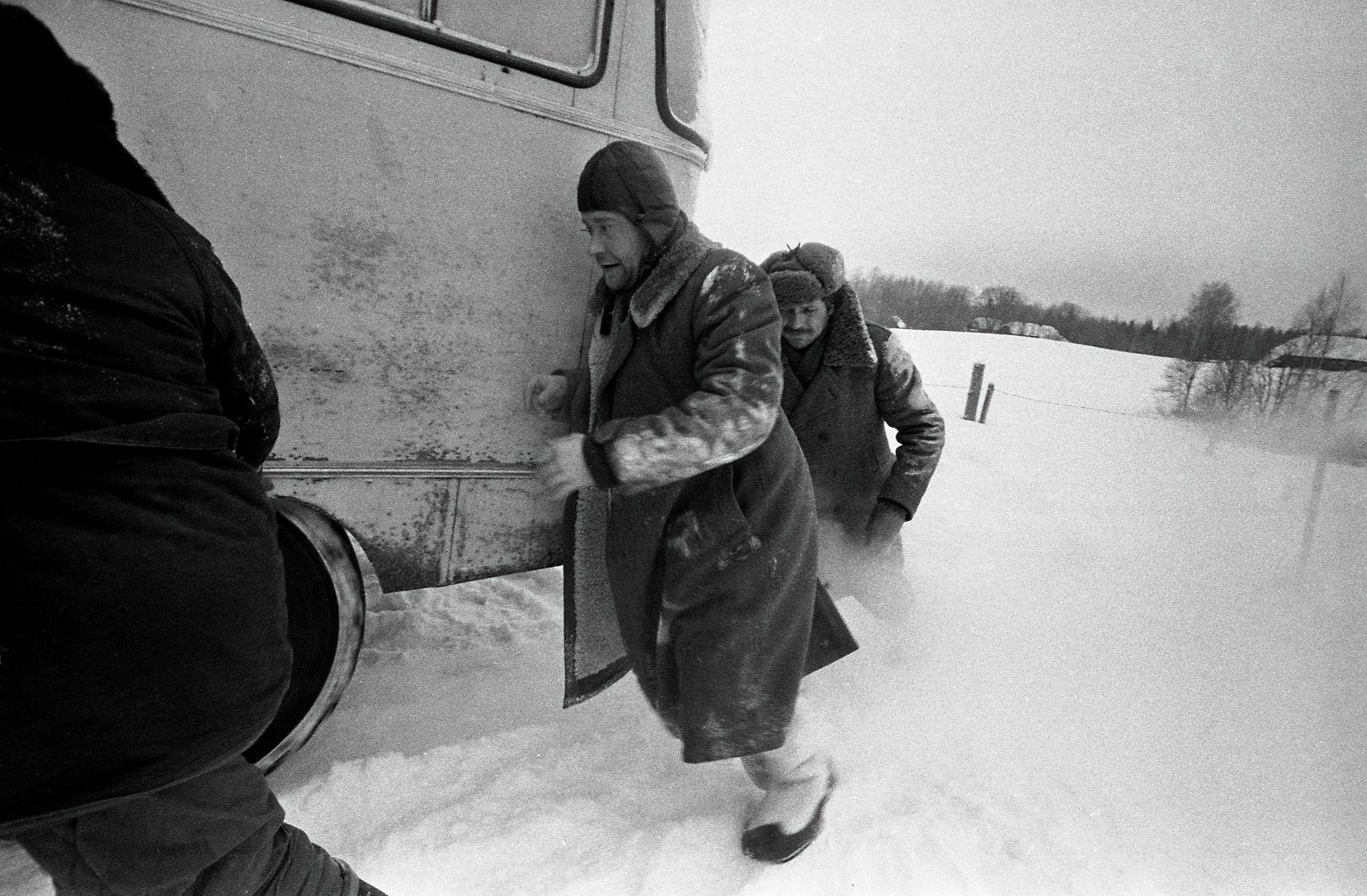 Bussi lükkamine Muna peatuses. Tiit Paljasmaa osatäitja Tõnu Kark ja Jüri Piiri osatäitja Rudolf Allabert.