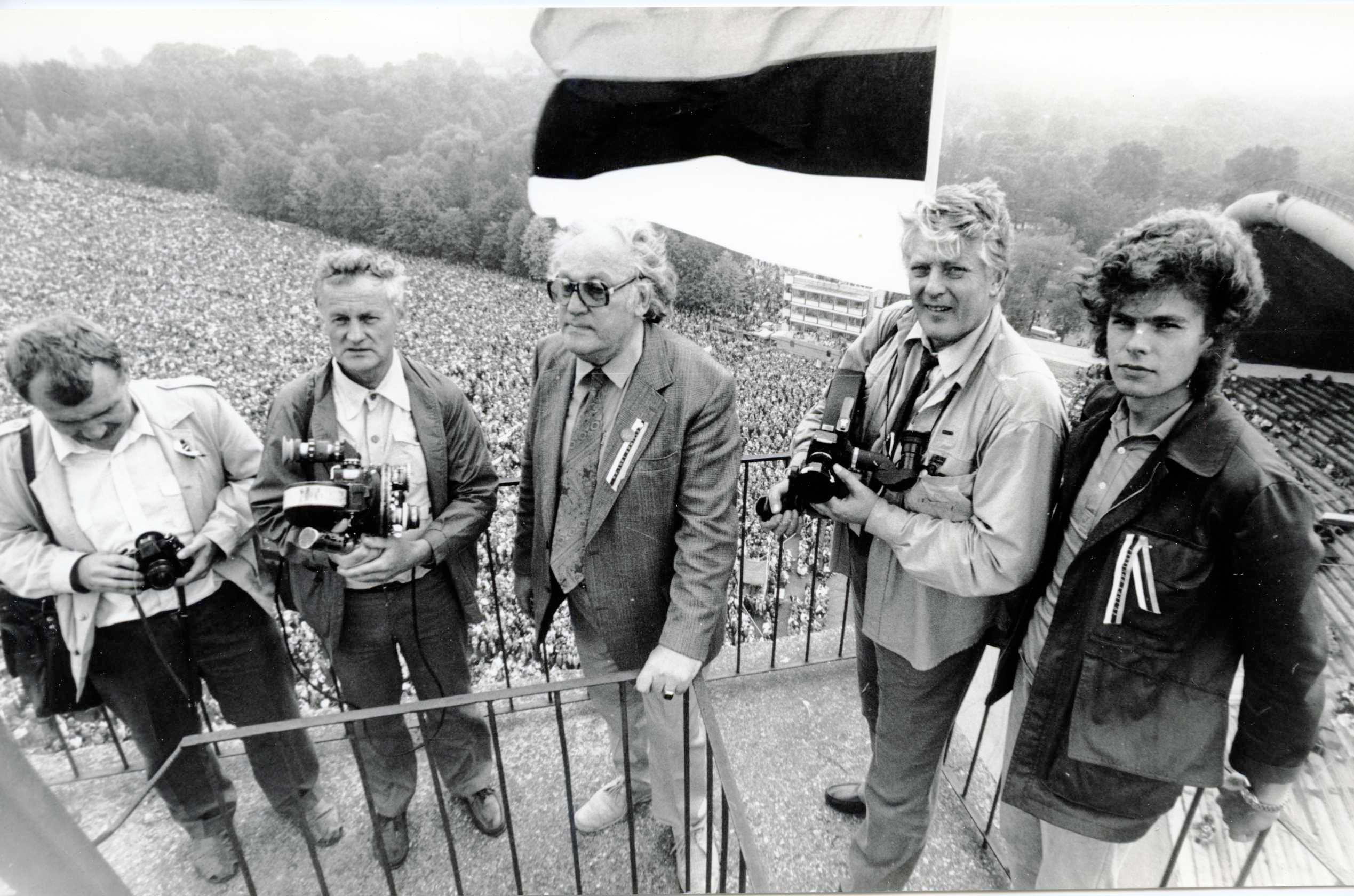 Filmivõtted Tallinna lauluväljakul septembris 1988. Lauluväljaku tornis seisavad Heikki Aasaru, Andres Sööt, Fred Raudberg, Mati Põldre