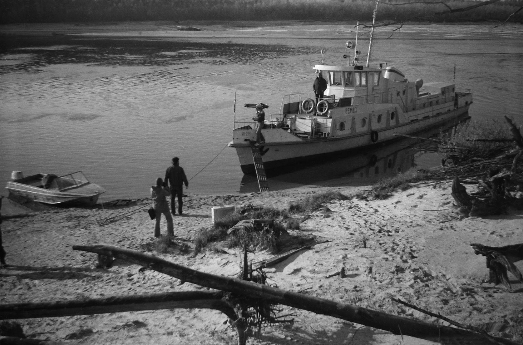 Filmigrupi peatus Agani külas (1985) -  Foto Enn Säde