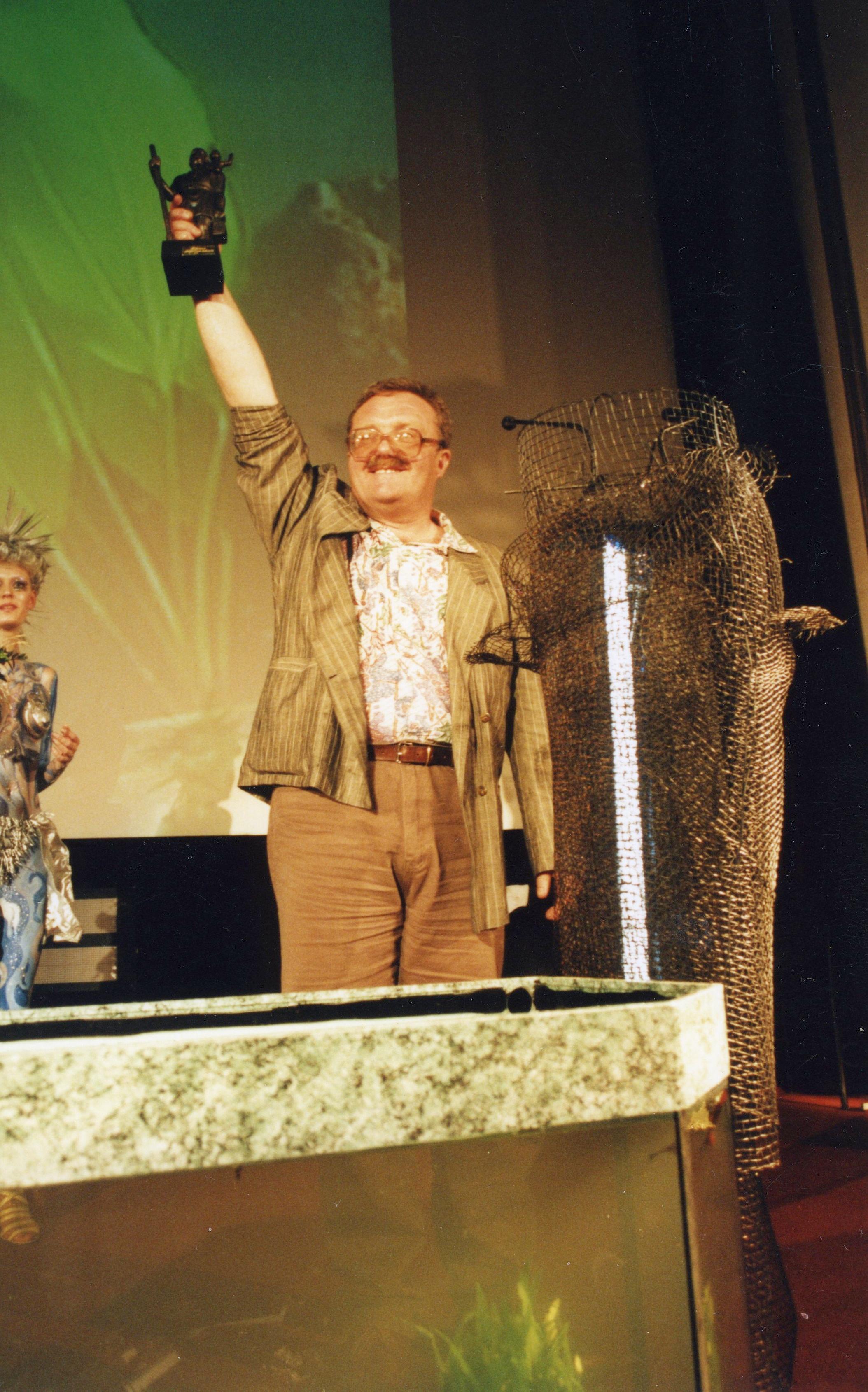 Lielais Kristaps National Film Festival Lätis (1999). Läti parima režissööri preemia võtab vastu Peeter Simm