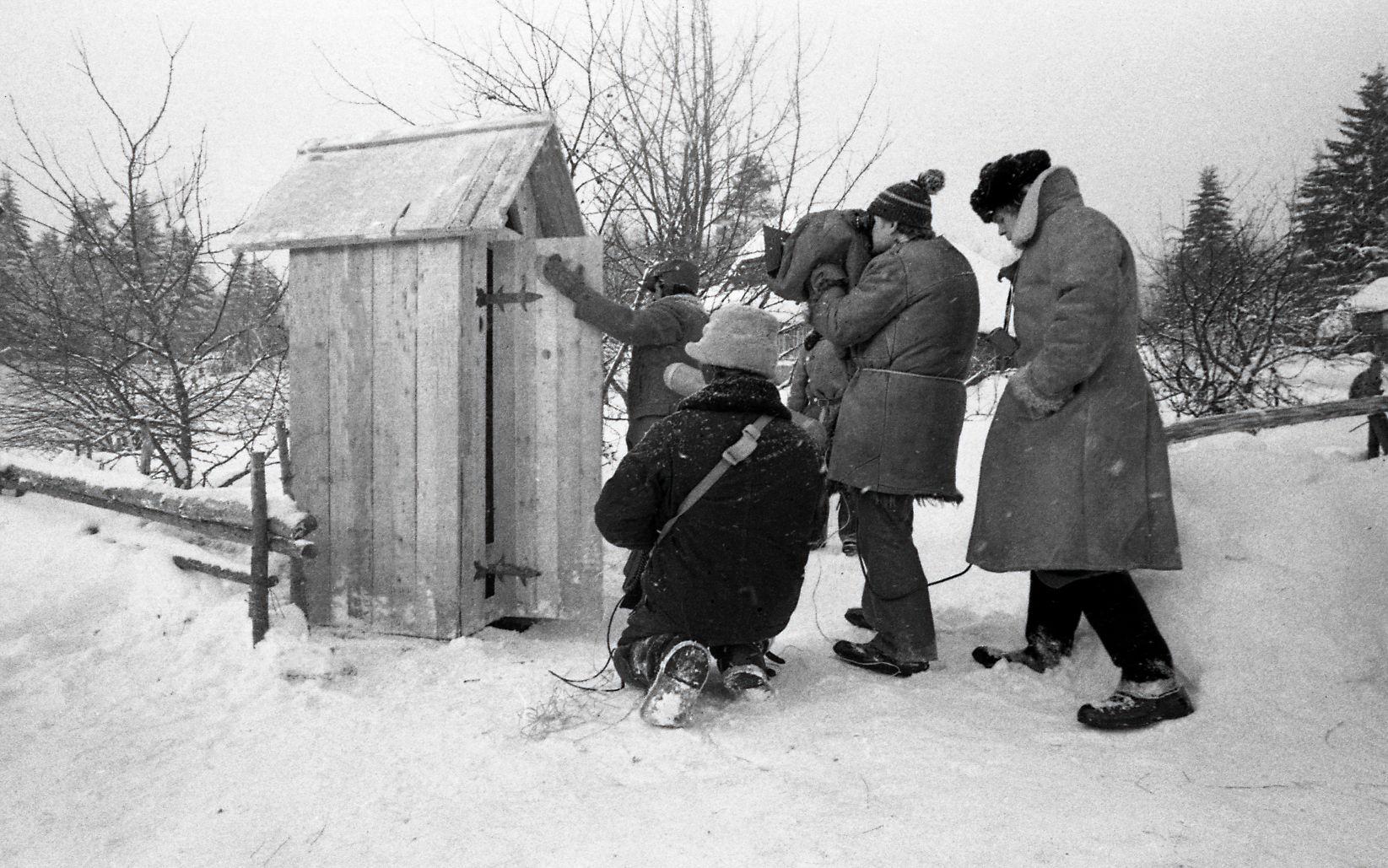 Kükitab helirežissöör Enn Säde, kaameraga operaator Arvo Iho, assisteerib Ain Suurhans.