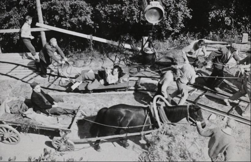 Mängufilmi „Jäljed“ (1963) filmivõtetel. Vankril sõidab Kaarel Karm, kärus veetakse operaator Mihhail Dorovatovskit – Perekond Järveti kogu