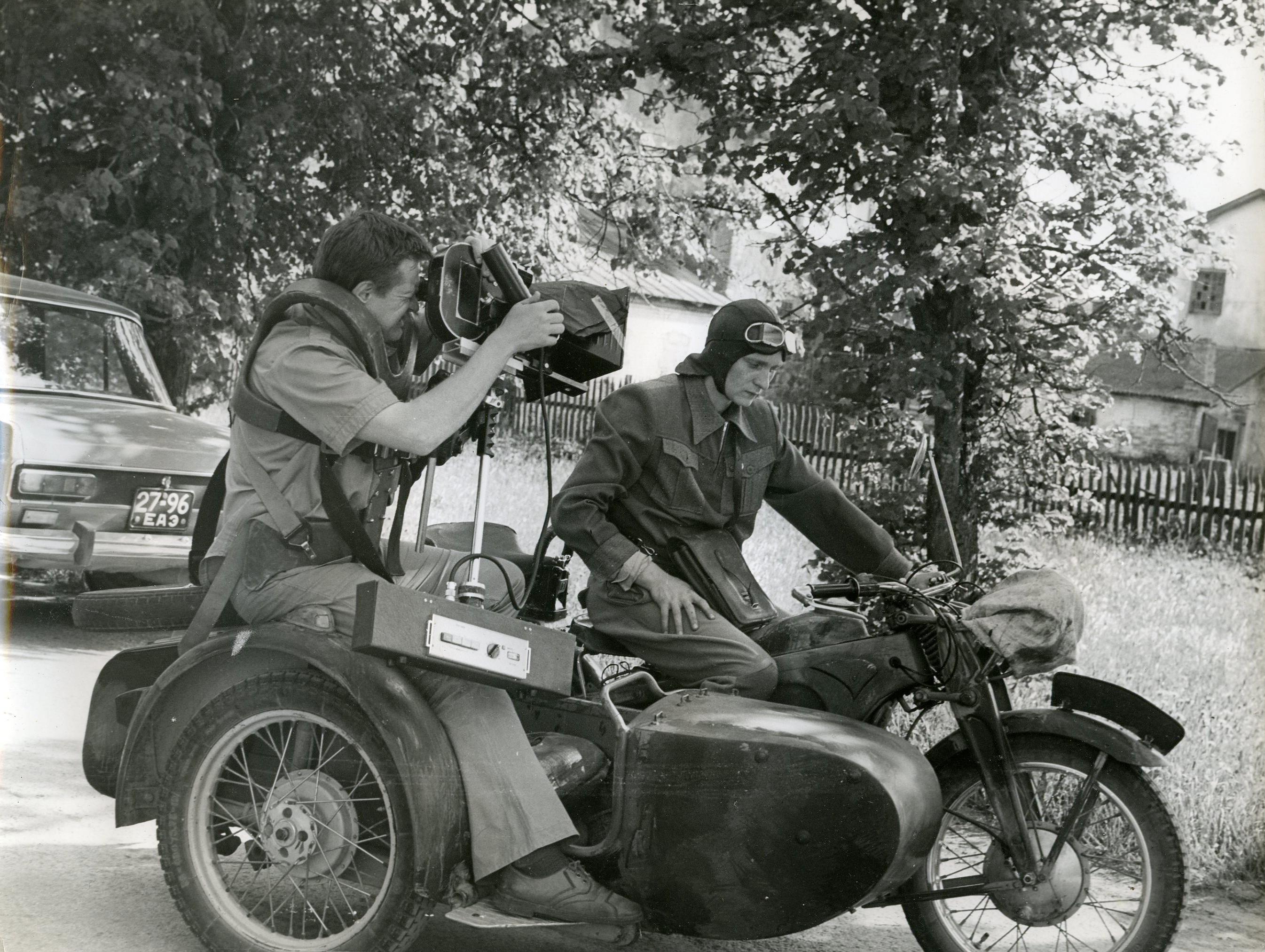 Filmivõtted. Operaator Arvo Iho, volinik Kukumere osatäitja Arvo Kukumägi - Foto Mikk Raude