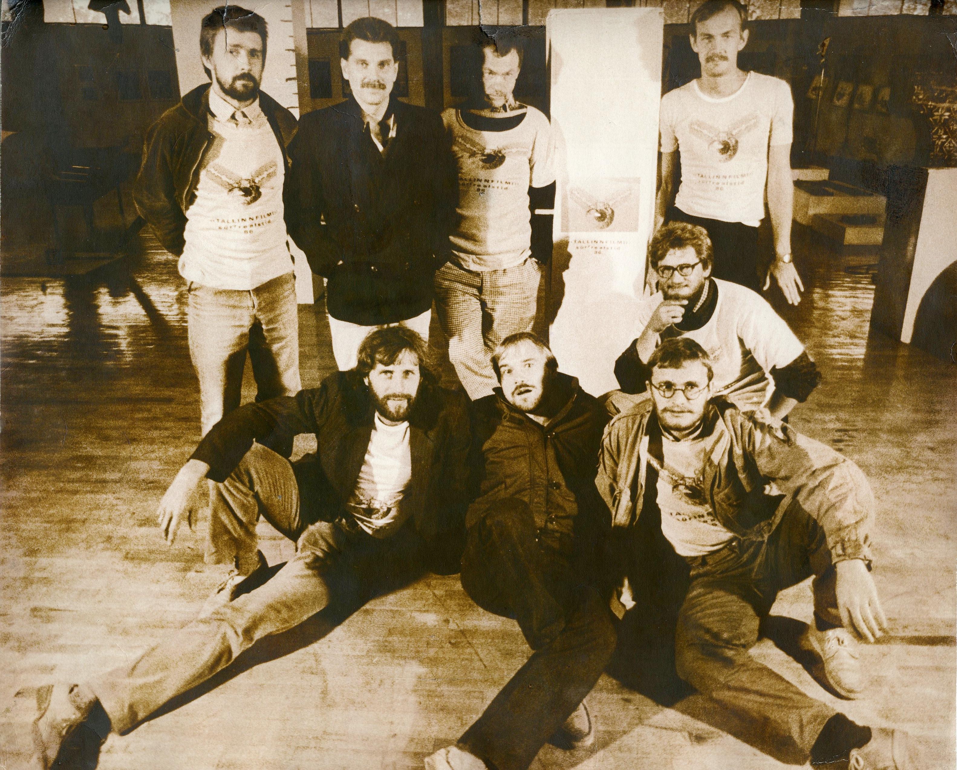 Tallinnfilmi sürrealistid: esireas - Tõnu Talivee, Miljard Kilk, Hardi Volmer, Riho Hunt; tagareas - Rao Heidmets, Mati Kütt, Priit Pärn, Heiki Ernits (1986) - Foto Tõnu Talivee