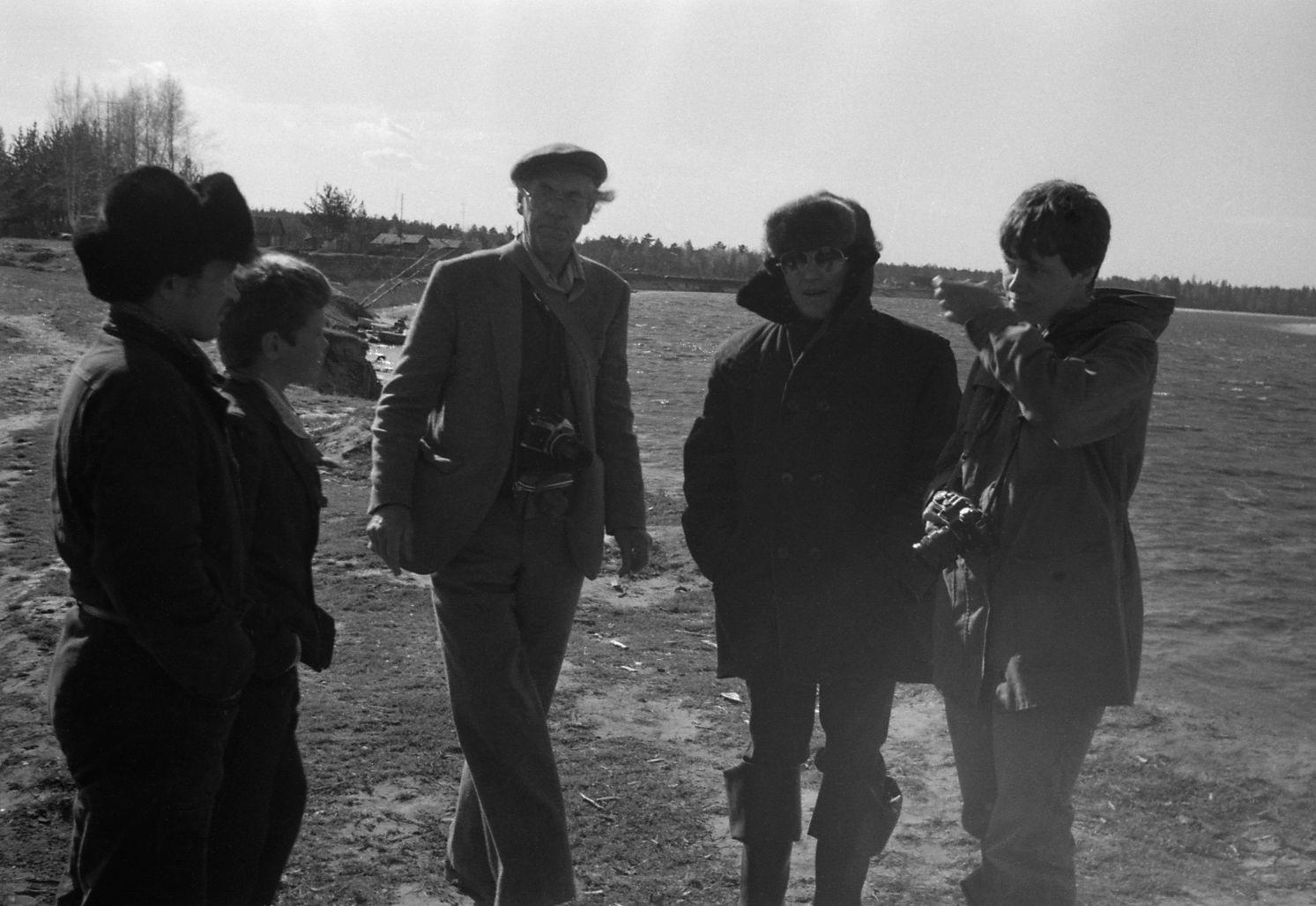 Filmigrupi peatus Agani külas (1985) -  Foto Enn Säde