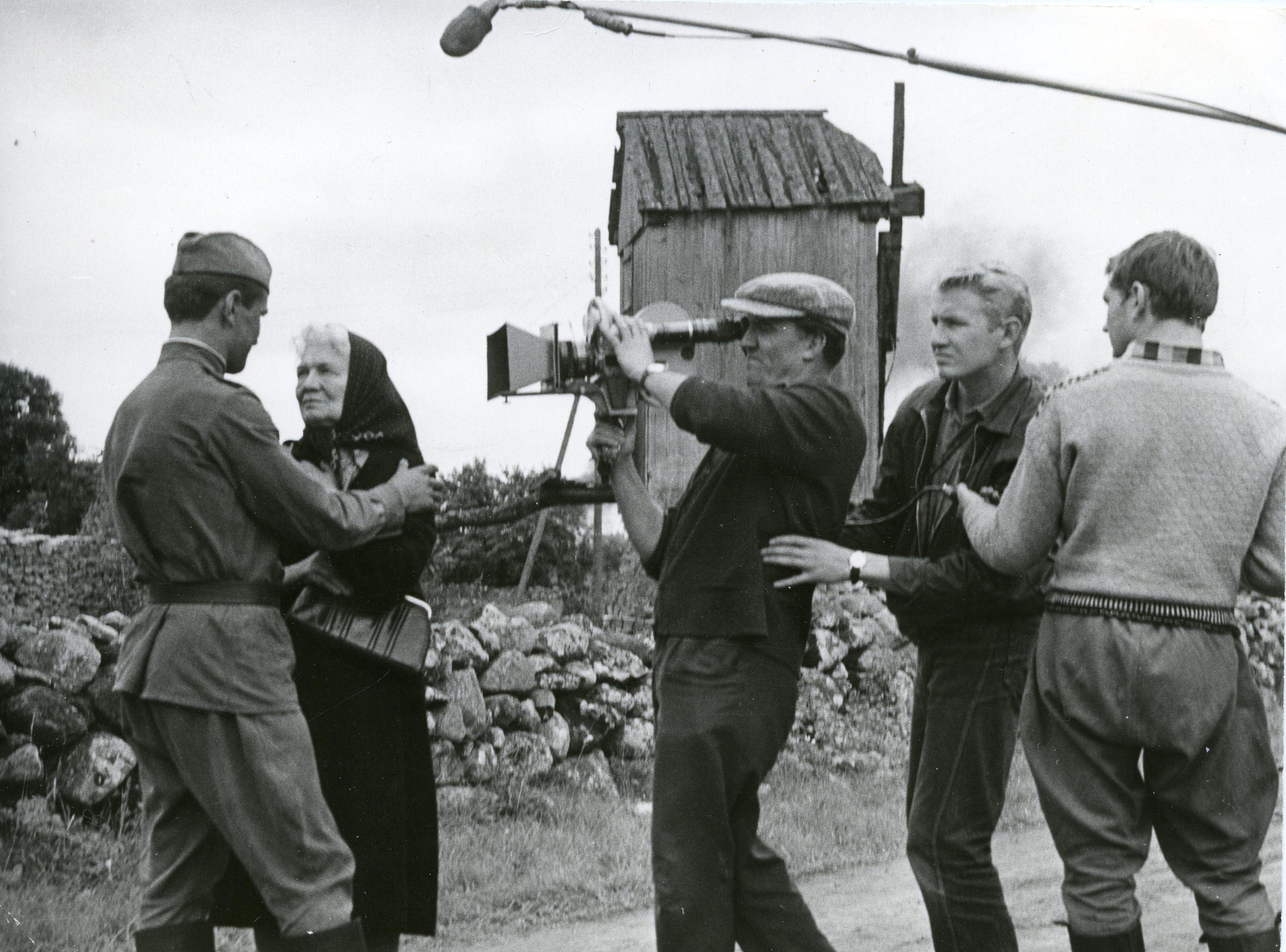 Filmivõtted Saaremaal (1967). Kalmu osatäitja Rudolf Allabert, kõrvalosatäitja Elsa Ratassepp, operaator Mihhail Dorovatovski, II operaator Mati Kask, filmigrupi liigeTiit Berg