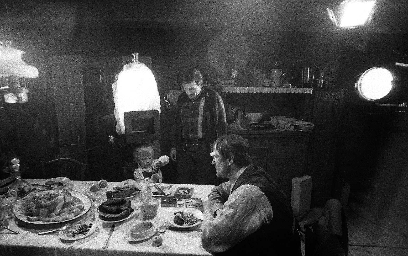 Jõuluõhtu filmimine paviljonis. Margus Piiri osatäitja Indrek Korb, operaator Arvo Iho ja Jüri Piiri osatäitja Rudolf Allabert. Laual lihavaagen, erikirjaga hangiti lihakombinaadist 10 kilo liha. Rekvisiitor raputas petrooli peale, et liha ära ei söödaks. 