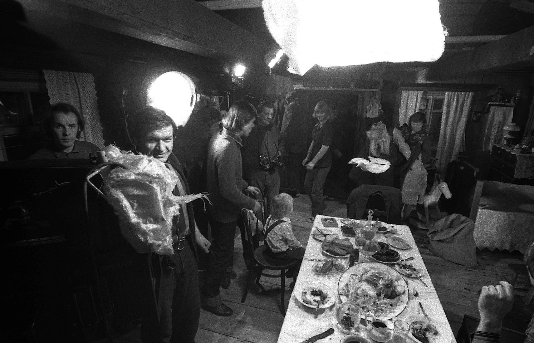 Jõuluõhtu filmimine paviljonis. Esiplaanil operaator Arvo Iho. 