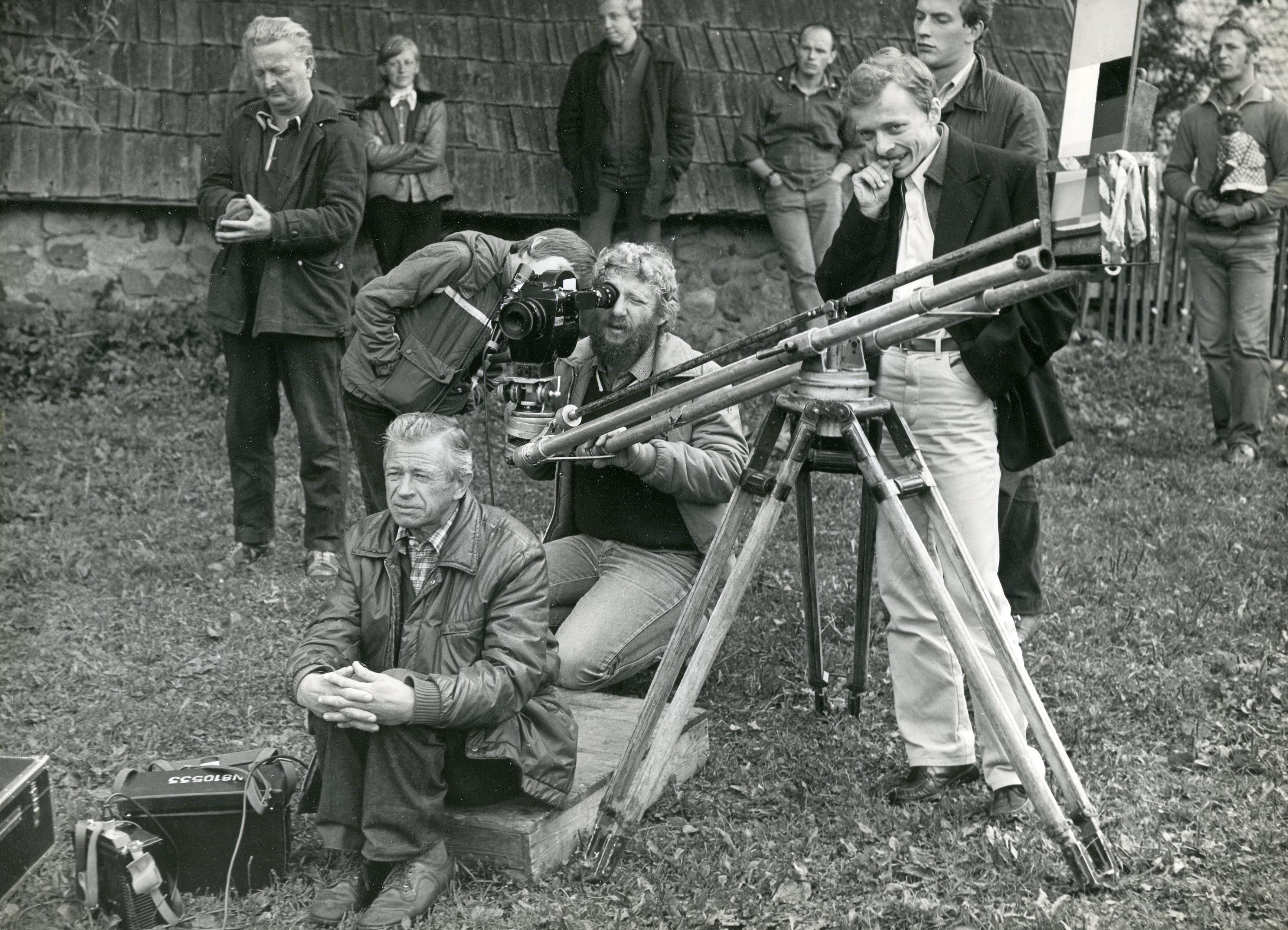 Meister-valgustehnik Ado Täker, operaator Jüri Sillart, stsenarist Juhan Viiding, operaatori assistent Peeter Lõõbas. Esiplaanil režissöör Kaljo Kiisk - Foto Mikk Raude