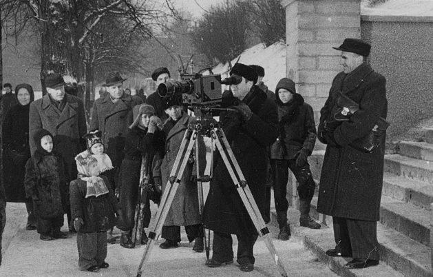 Ringvaate Nõukogude Eesti filmigrupp filmimas Võidu väljakul. Harjumäe treppide juures on kaamera taga Vladimir Parvel. Kinokroonikast „Päev Tallinna Kinostuudios“ (1950), Ringvaade „Nõukogude Eesti“ nr 4, 10. veebruar 1950, 3/4 välja jäänud kaader