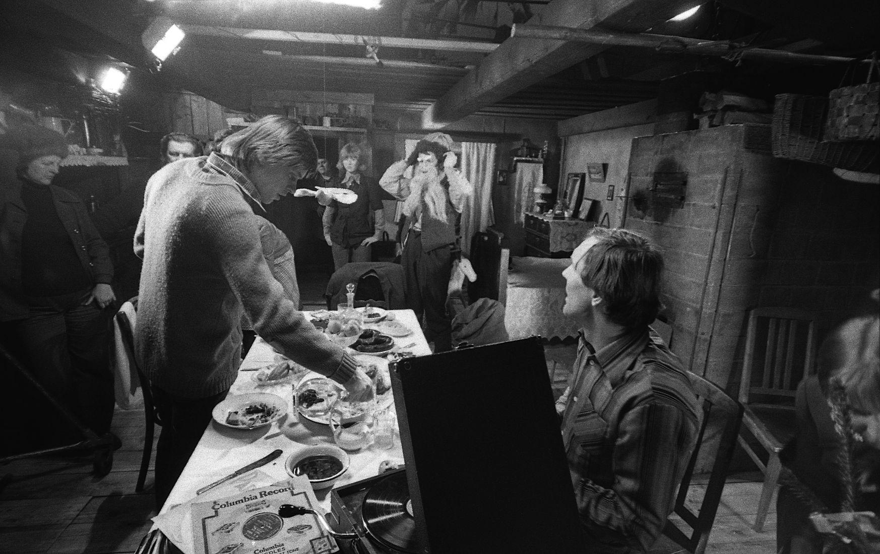 Jõuluõhtu filmimine. Esiplaanil režissöör Olav Neuland ja  Võõra osatäitja Evald Aavik.