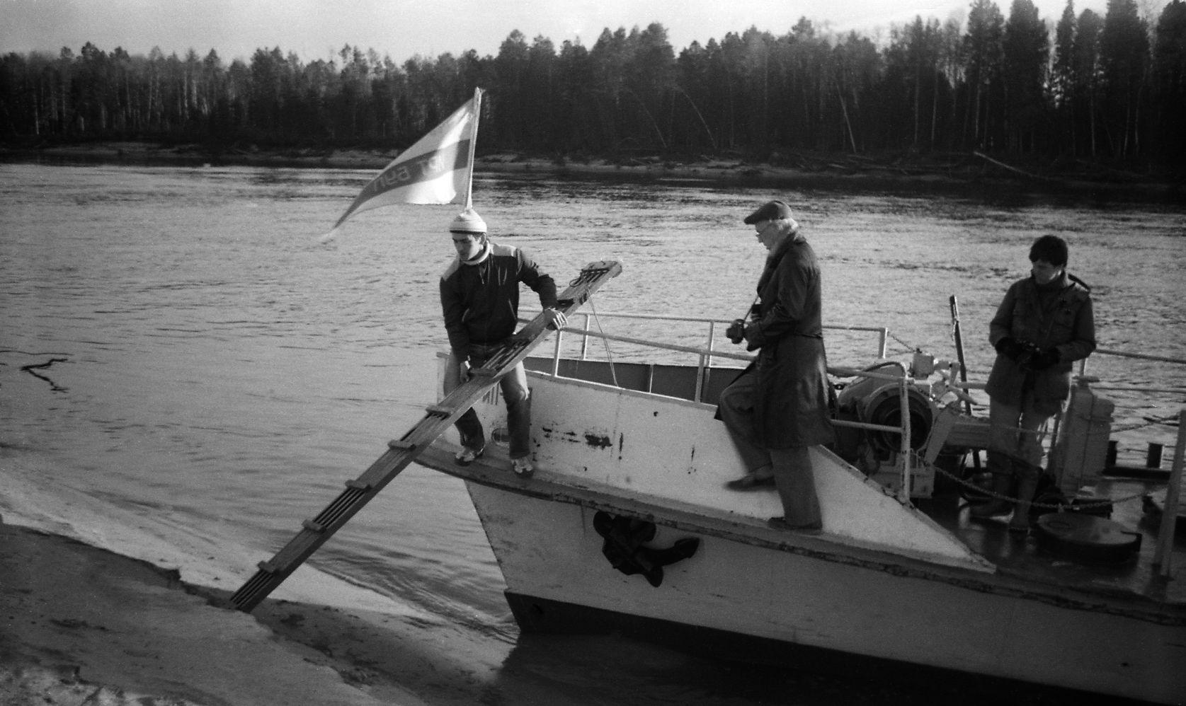 Filmigrupi laevasõit, maastikud, vahepeatus  (1985) - Foto Enn Säde