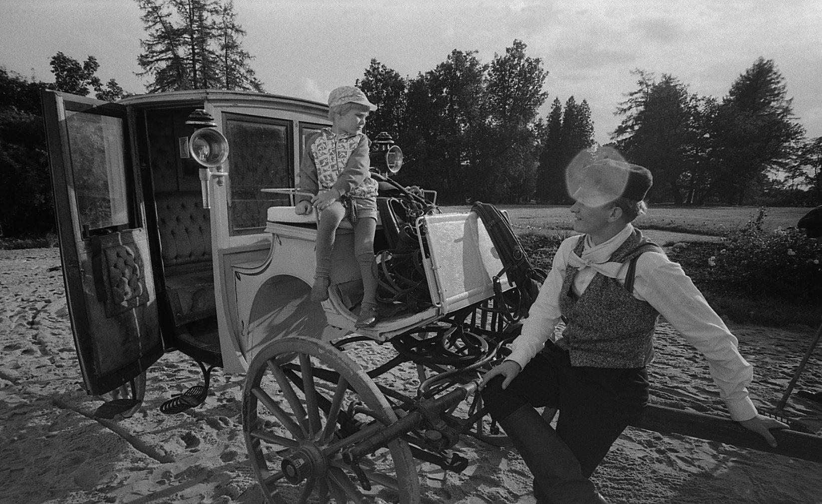 Võtte vaheaeg. Sander Säde ja kutsar Mihkel Välbu osatäitja Arvo Kukumägi. 