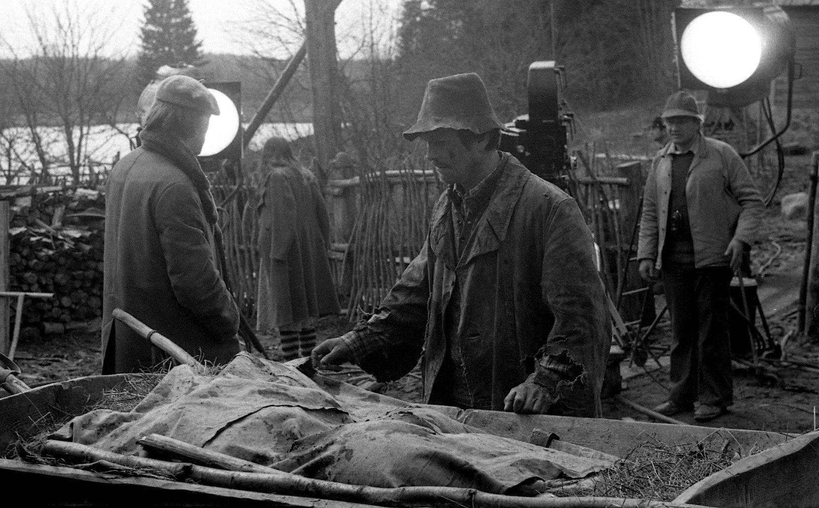 Algusepisood. Viimane lehm on miini otsas õhku lennanud. Seljaga režissöör Olav Neuland ja Liisi Piiri osatäitja Anne Maasik, esiplaanil Jüri Piiri osatäitja Rudolf Allabert, paremal operaator Arvo Iho. 