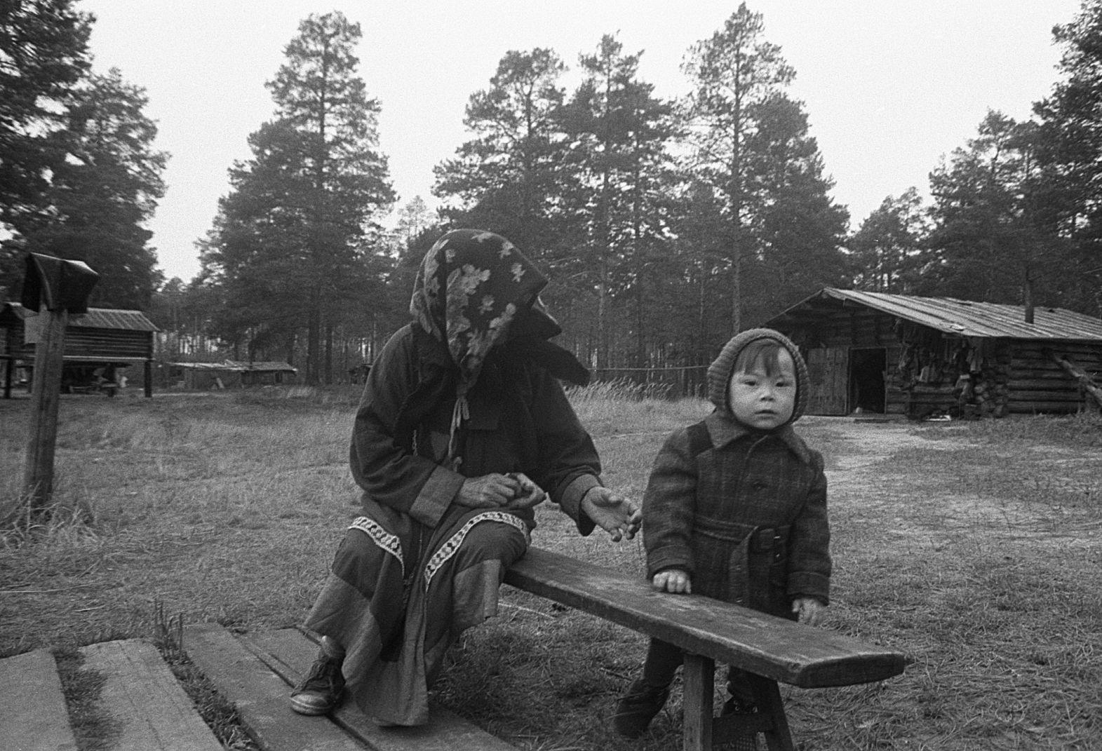 Handi naised ja lapsed tare juures (1988)