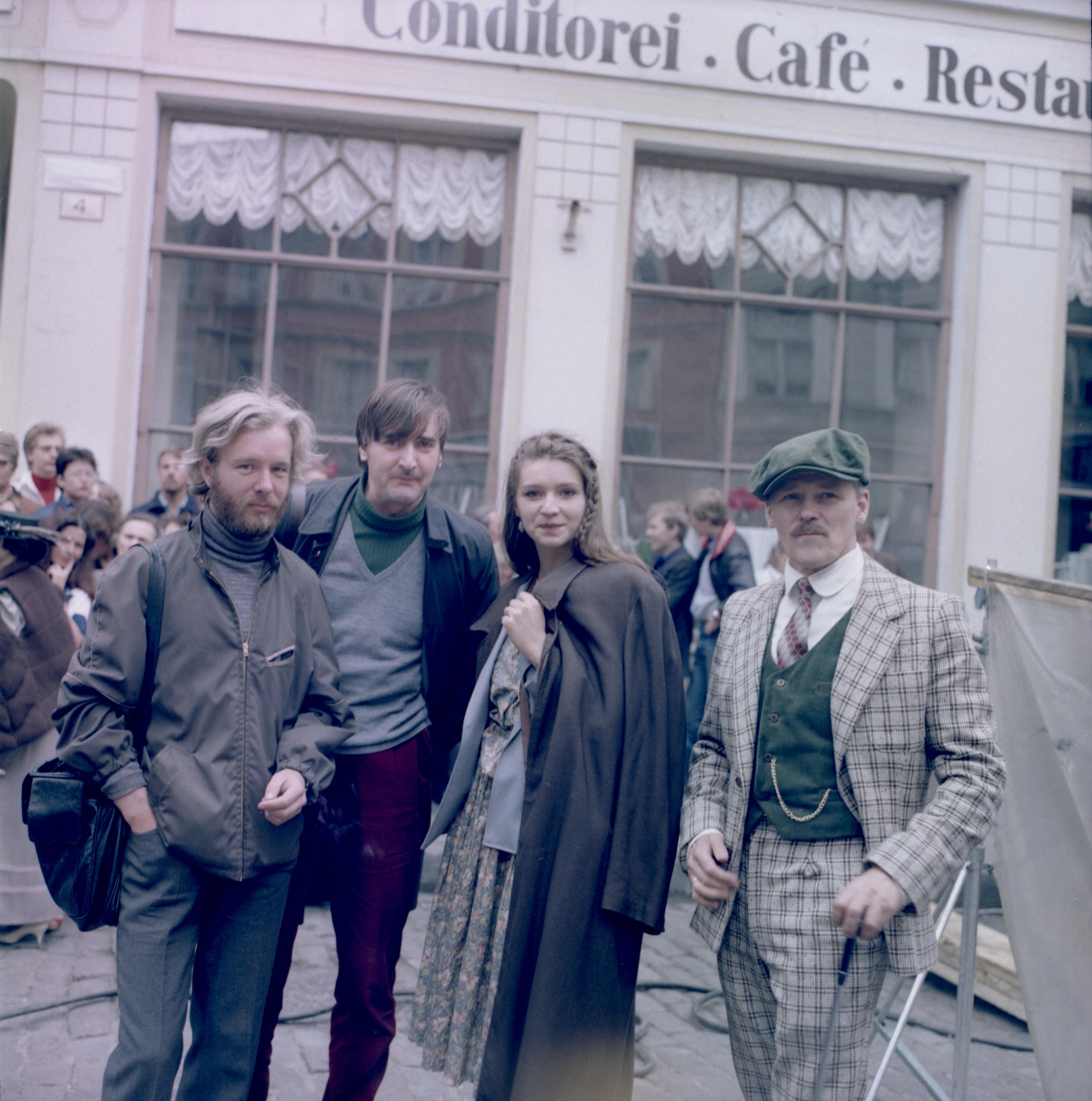 Filmivõtted Suur-Karja tänaval. Peeter Kaasik, kunstnik Tõnu Virve, kunstniku assistent kostüümi alal Mare Raidma, fotograafi osatäitja Kalju Suur