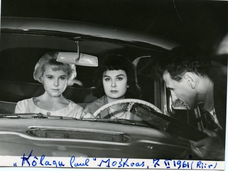 Mängufilmi „Laulu sõber“ ( tööpealkiri „Kõlagu laul“) võttegrupp riiu episoodi filmimisel „ Mosfilmi“ paviljonis (07.02.1961) . Malle osatäitja Leili Jäärats, Aime osatäitja Eve Kivi ja filmigrupi liige Aleksei Juhkum