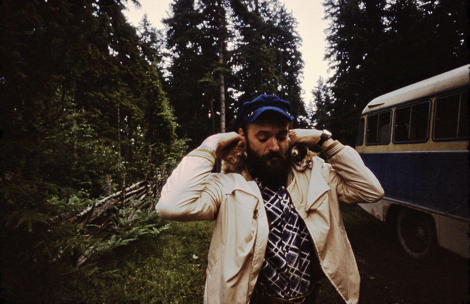 Helilooja Arvo Pärt kassipoegadega.