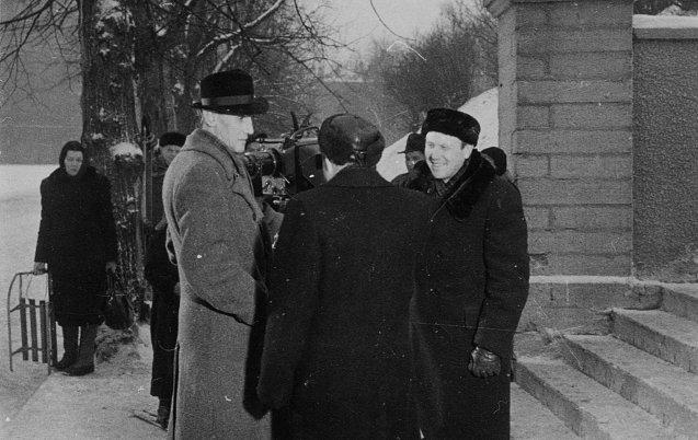 Ringvaate Nõukogude Eesti filmigrupp filmimas Võidu väljakul. Harjumäe treppide juures peavad nõu režissöör Nikolai Dolinski, helioperaator Herman Vahtel ja operaator Vladimir Parvel. Kinokroonikast „Päev Tallinna Kinostuudios“ (1950), Ringvaade „Nõukogude Eesti“ nr 4, 10. veebruar 1950, 3/4 välja jäänud kaader