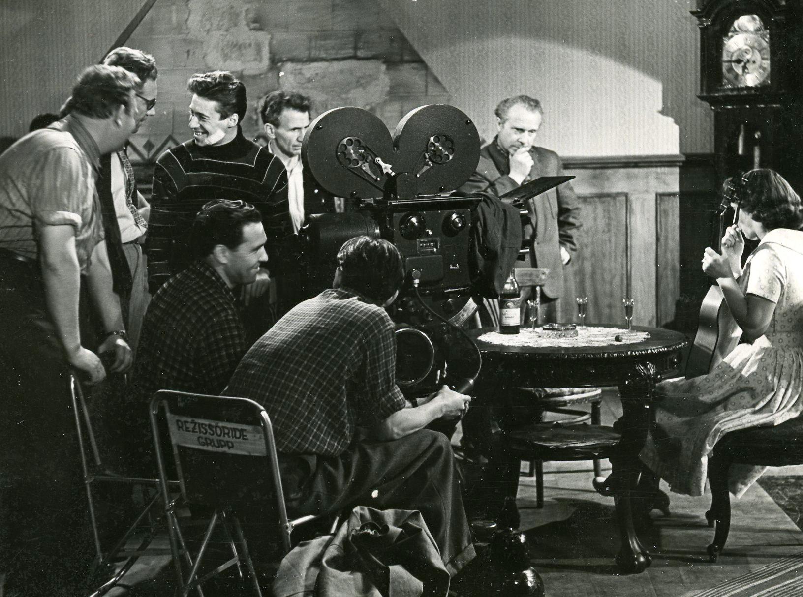 Filmivõtetel - II rezissöör Ilmar Tammur, rezissöör Viktor Nevežin, filmigrupi liige Aleksei Juhkum,  operaator Semjon Školnikov, operaatori abi Toomas Kirdelaht, helirežissöör Herman Vahtel 
