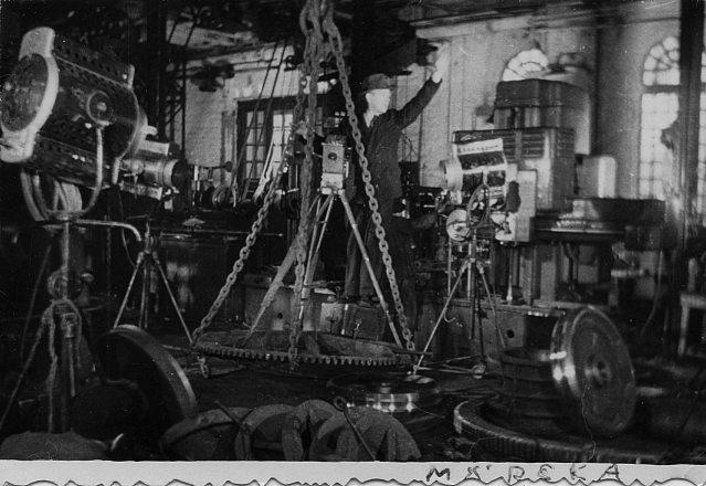 Tehases Volta filmib režissöör-operaator Konstntin Märska - valmib dokumentaalfilm „Taassündinud tehas“ (1949). Kaader kinokroonikast „Päev Tallinna Kinostuudios“ (1950), Ringvaade „Nõukogude Eesti“ nr 4, 10. veebruar 1950, 3/4