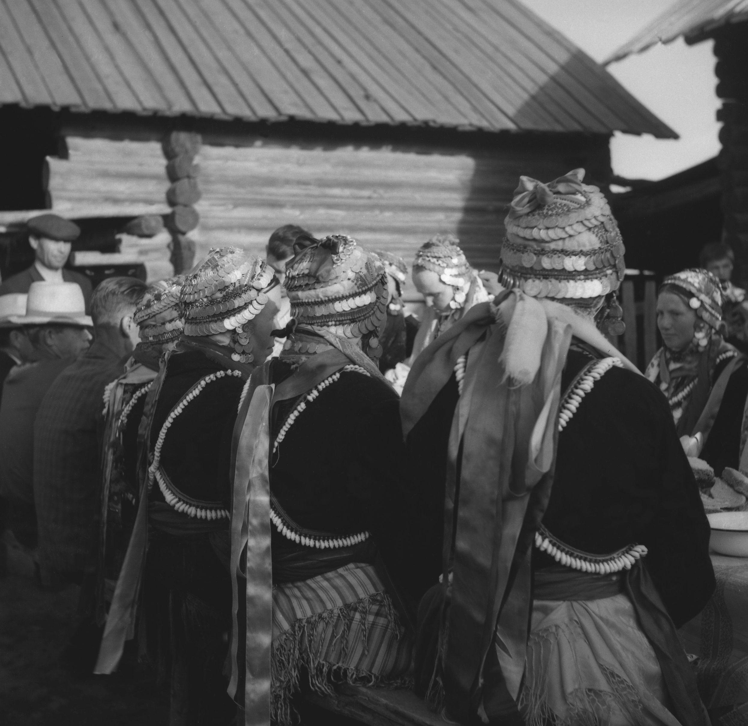 Filmivõtetel Mari küla pulmas – Foto Tõnu Seilenthal