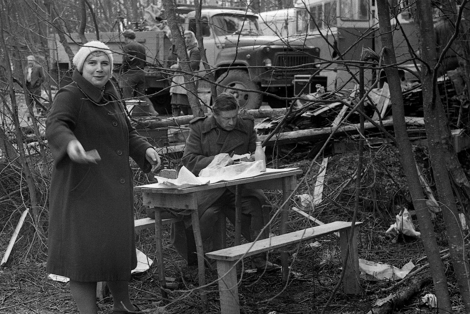 Arvo Iho võtab einet. Viimased võtted, filmi sügisepisoode võetakse üles maikuus. Iho on perepoja osatäitjana nõukogude armee mundris.
