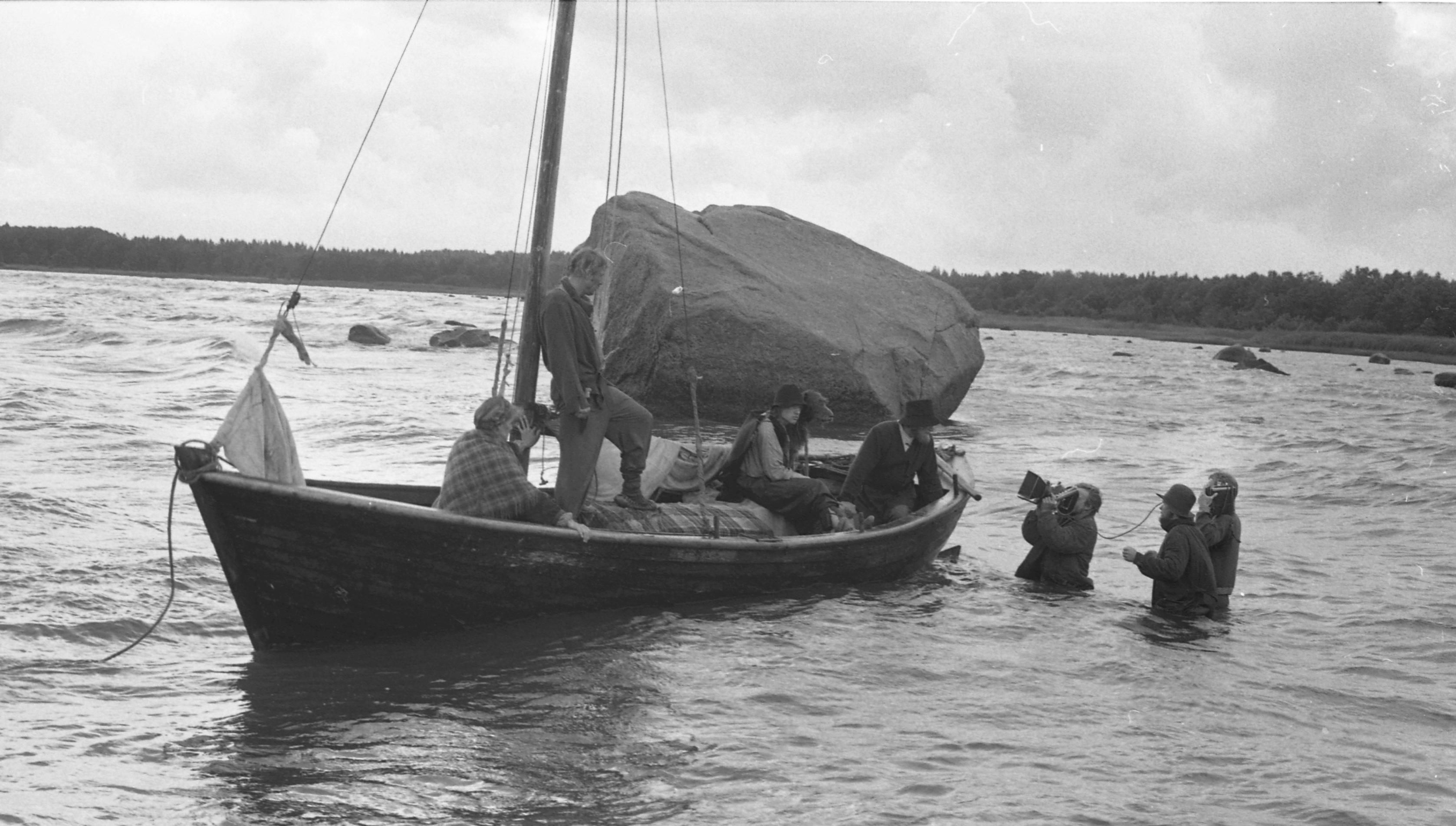 Filmivõtted Eru lahel. Walborgi osatäitja Inara Slucka, Brusa Thomase osatäitja Villem Indrikson, Clemeti osatäitja Martinas Budraitis, Jakobi osatäitja Evald Aavik, operaator Tõnis Lepik, režissöör Olav Neuland 
