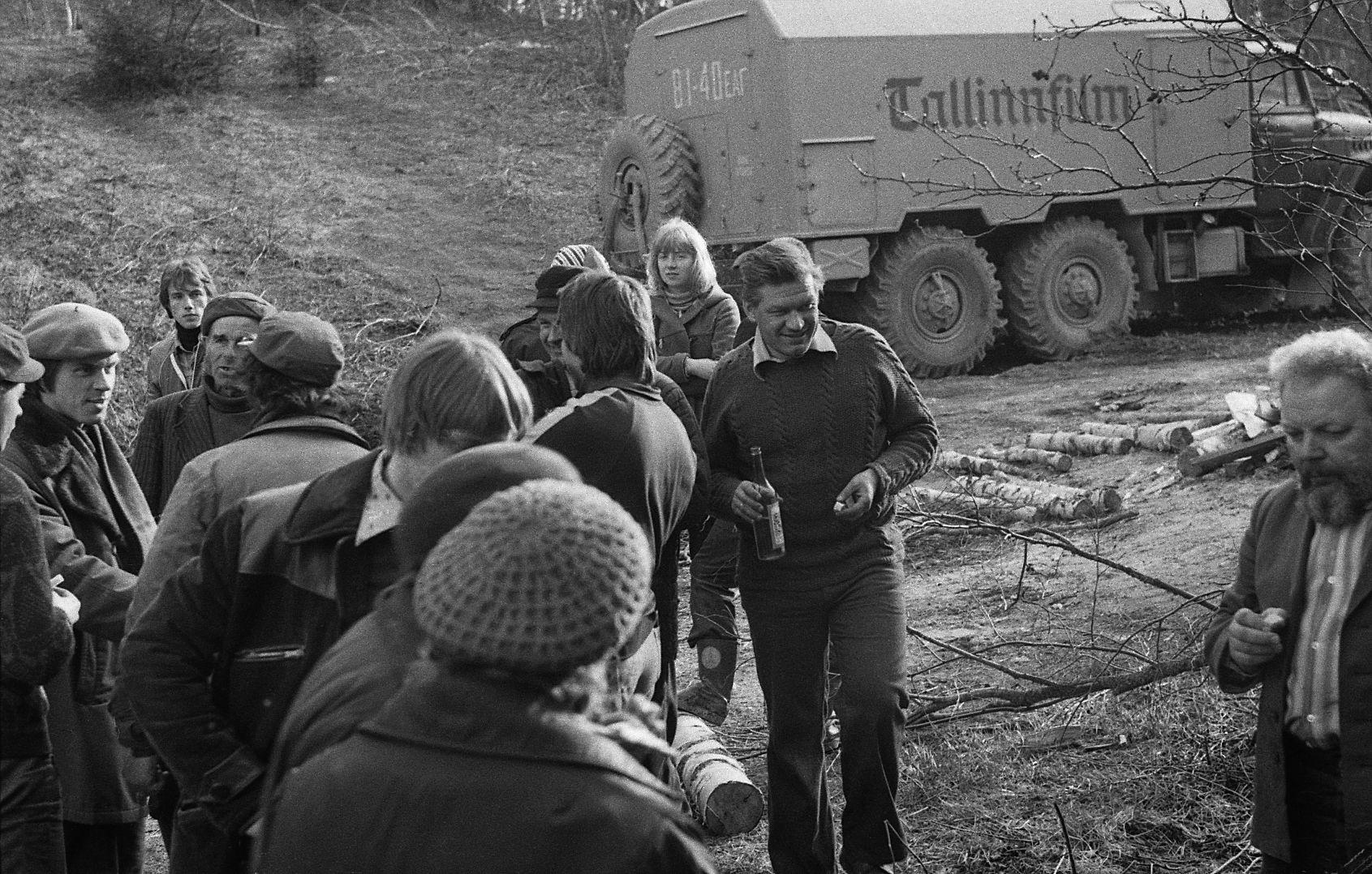 Filmi lõpetamine mais 1979. Pidu. Keskel, pudel peos, operaator Arvo Iho.