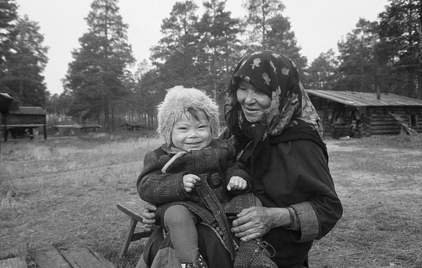 Handi naised ja lapsed tare juures (1988)
