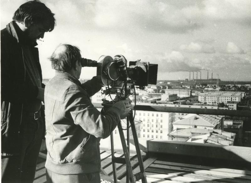 Dokumentaalfilmi Viimane turbiin (1973) võtetel Narvas. Kaameraga režissöör Ülo Tambek, vasakul operaator Peeter Kaup - Filmiarhiivi kogu