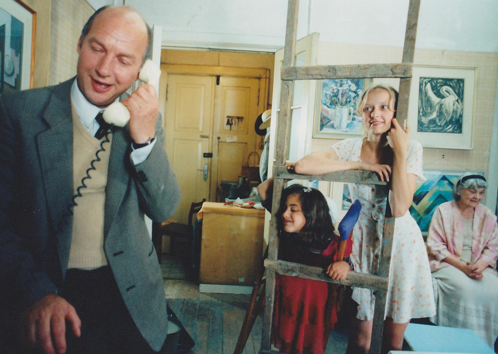Onu Oskari osas Väino Laes, Saara osas Gabriele Guardado, Sigridi osas Kerti Viilas, vanaema osas Herta Elviste - Foto Arvo Iho - Rao Heidmetsa kogu