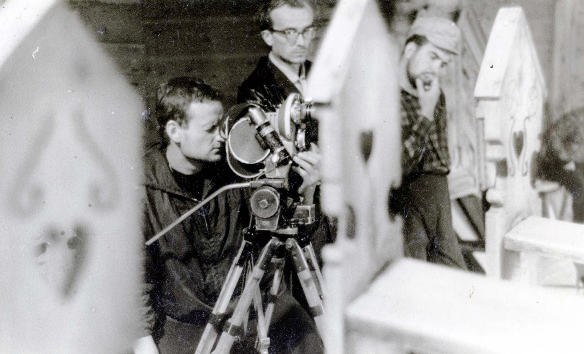 Filmivõtetel Ruhnu puukirikus. Režissöör Andres Sööt, toimetja Valdeku Tobro ja operaatori assistent Andres Arnover