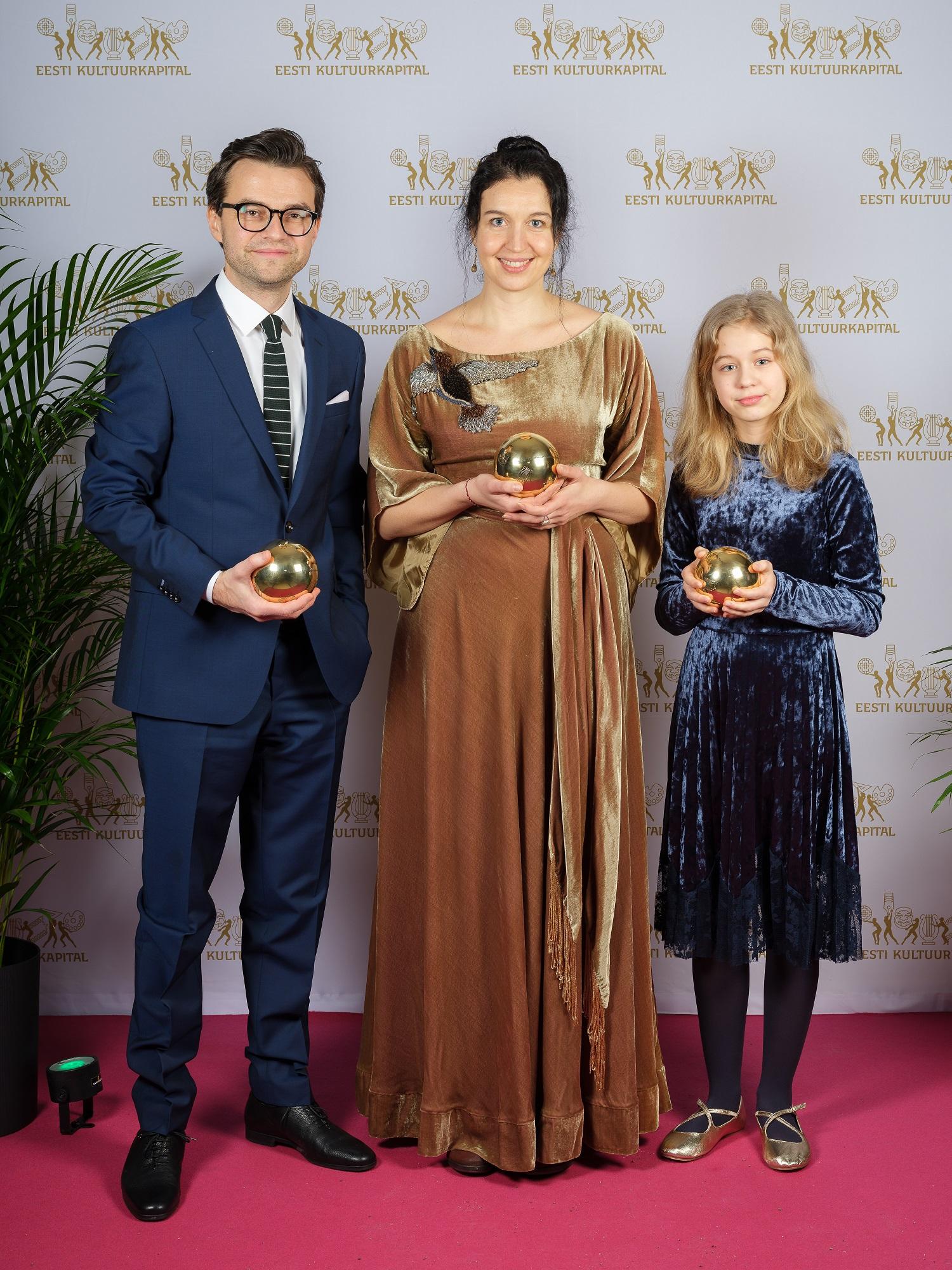 Mängufilmi Eia jõulud Tondikakul helilooja Sten Šeripov, režissöör Anu Aun ja Eia osatäitja Paula Rits Eesti Kultuurkapitalli auhinnagalal - Foto Arbo Rae - Eesti Kultuurkapital