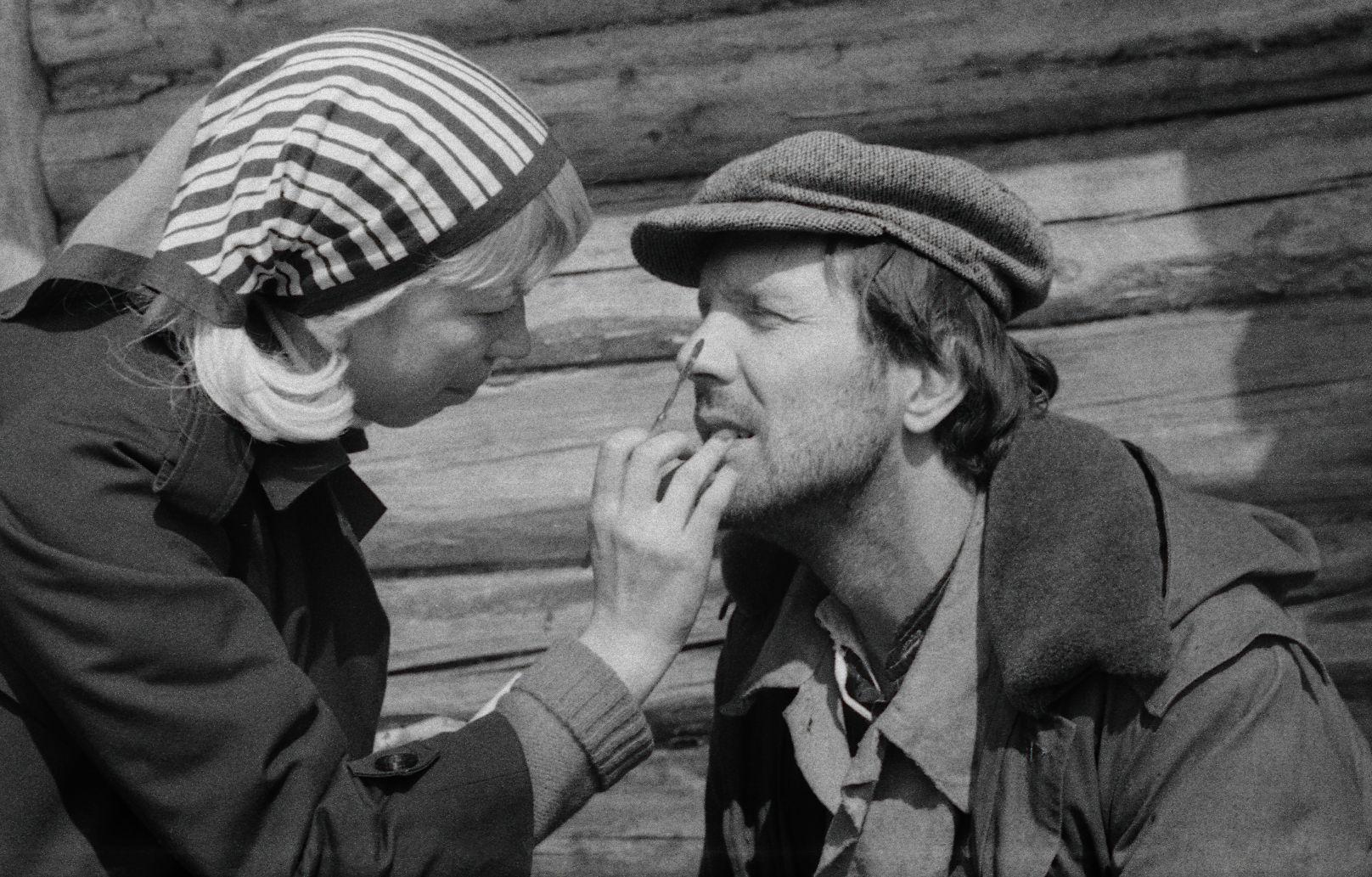 Eva Jõgi teeb Evald Aavikule grimmi.