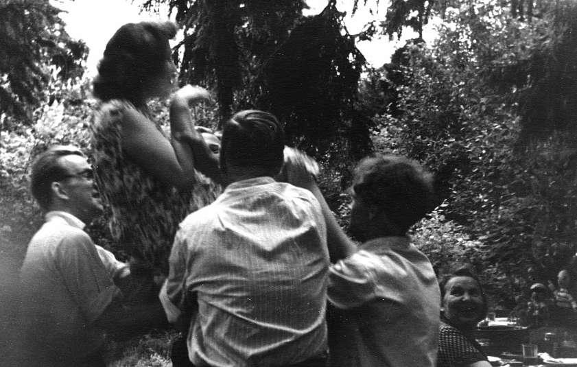 Metsamuinasjutu (1960) filmigrupp Randveres. Animaator Evgenia Levolli õnnitlemine