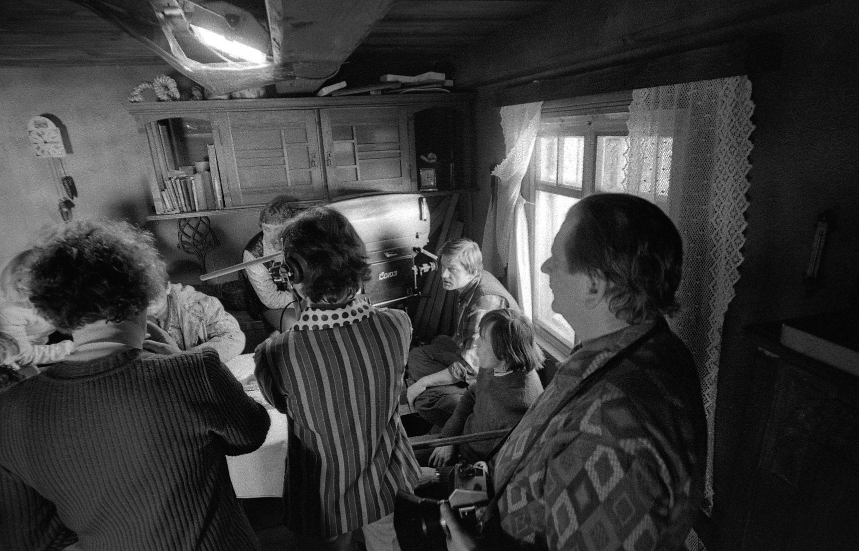Jõuluõhtu filmimine. Kaamera taga operaator Avo Iho, tema kõrval režissöör Olav Neuland, paremal fotograaf Villu Reiman. 