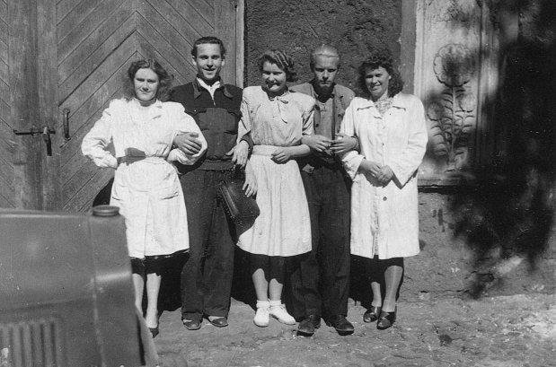 Edel Raie, Roland Raie, Leili Karpa, Urviste, Ludmilla Rosental Olevimäe hoovis (1949?)