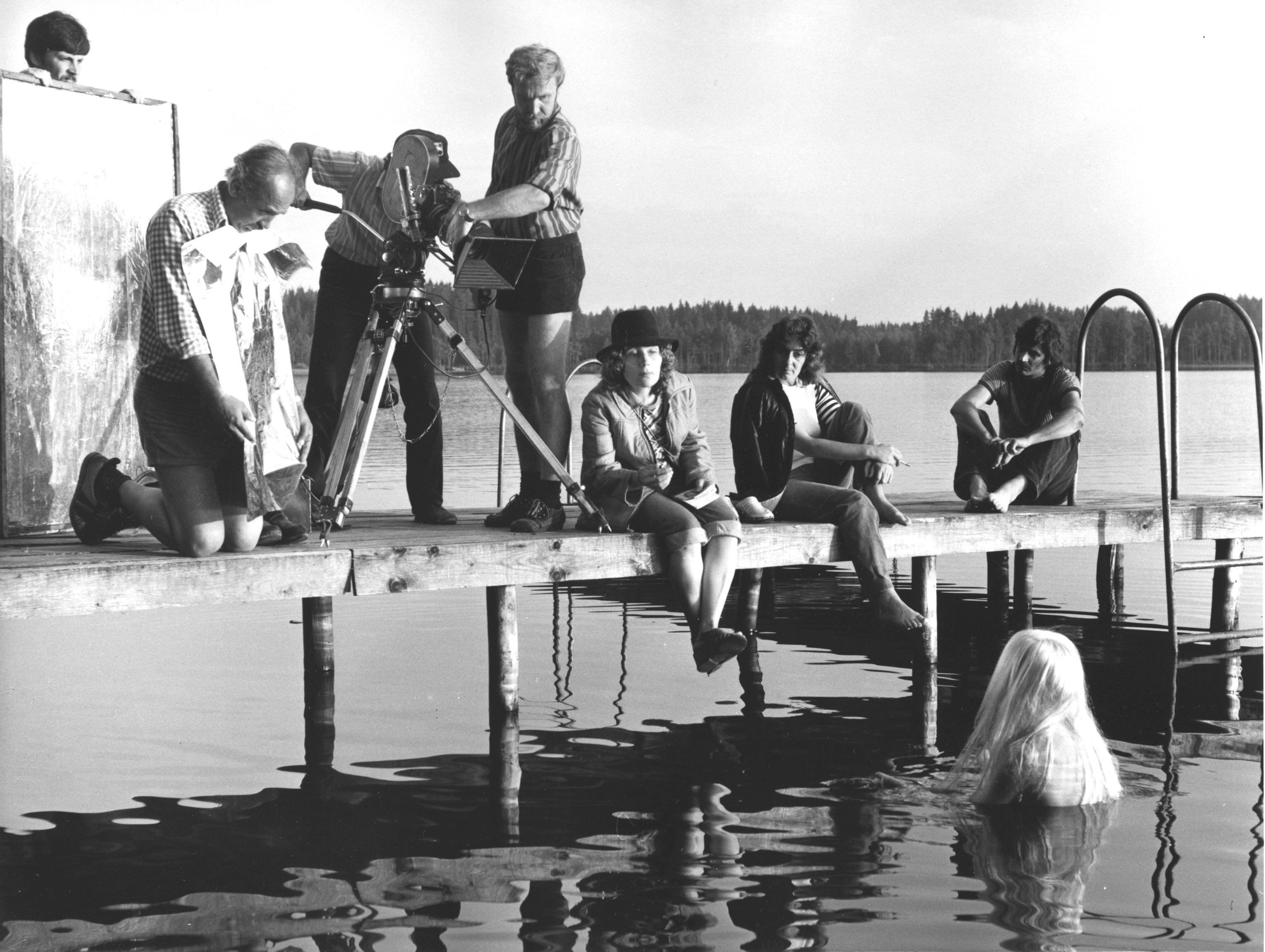 Filmivõtted Kirikumäe järvel Võrumaal. Valgustaja Peep Peitre, valgusmeister Uno Lahthein, operaator Ago Ruus, operaatori assistent Tõnu Talpsepp, toimetaja Loora Tarm, II režissöör Toomas Lepp, näki osatäitja Heli Kohv 