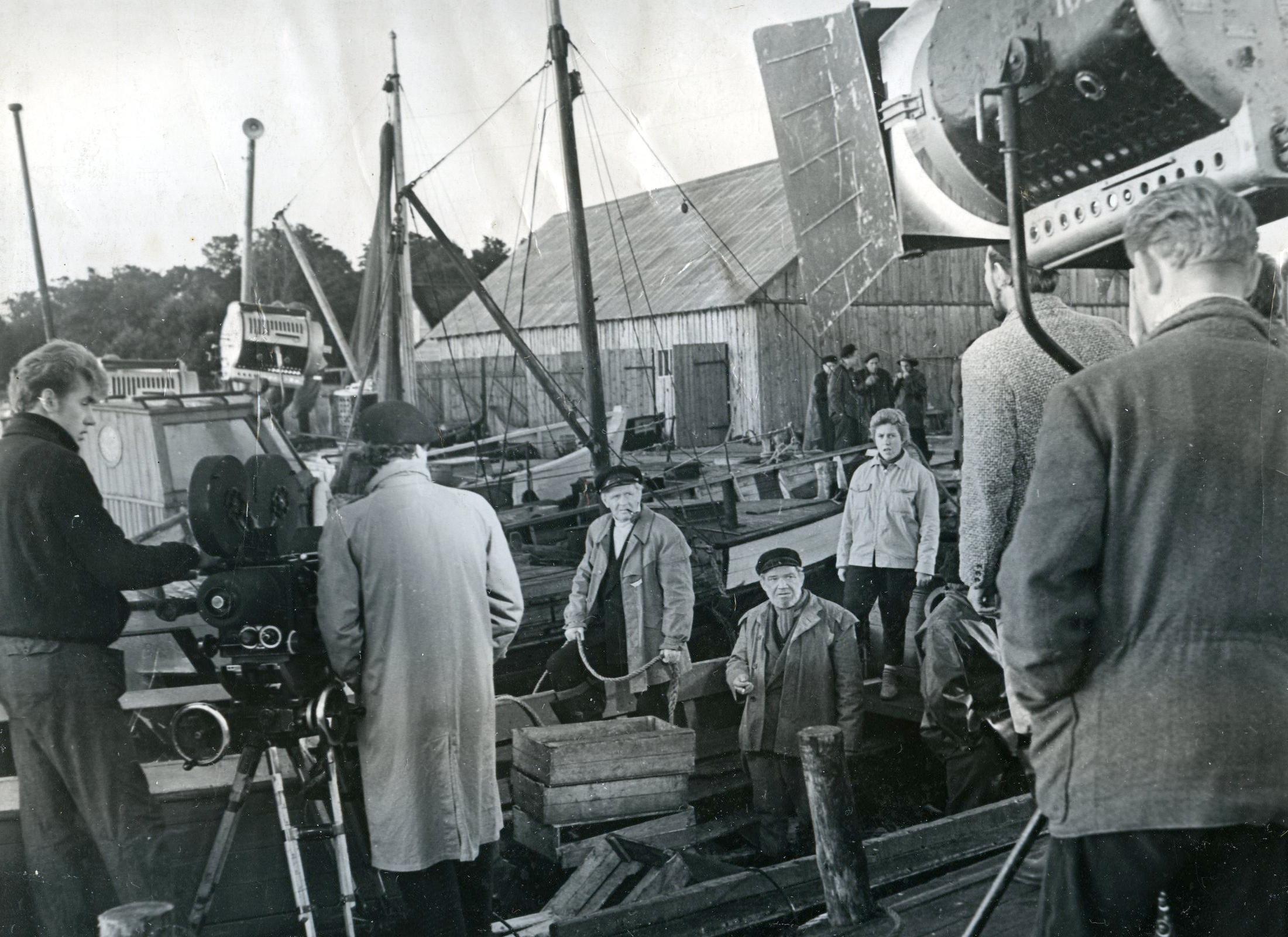 Filmivõtted. Ervini osatäitja Oskar Liigand, Niglase osatäitja Kaarel Karm, filmigrupi liige Margit Ojasoon, operaator Harry Rehe
