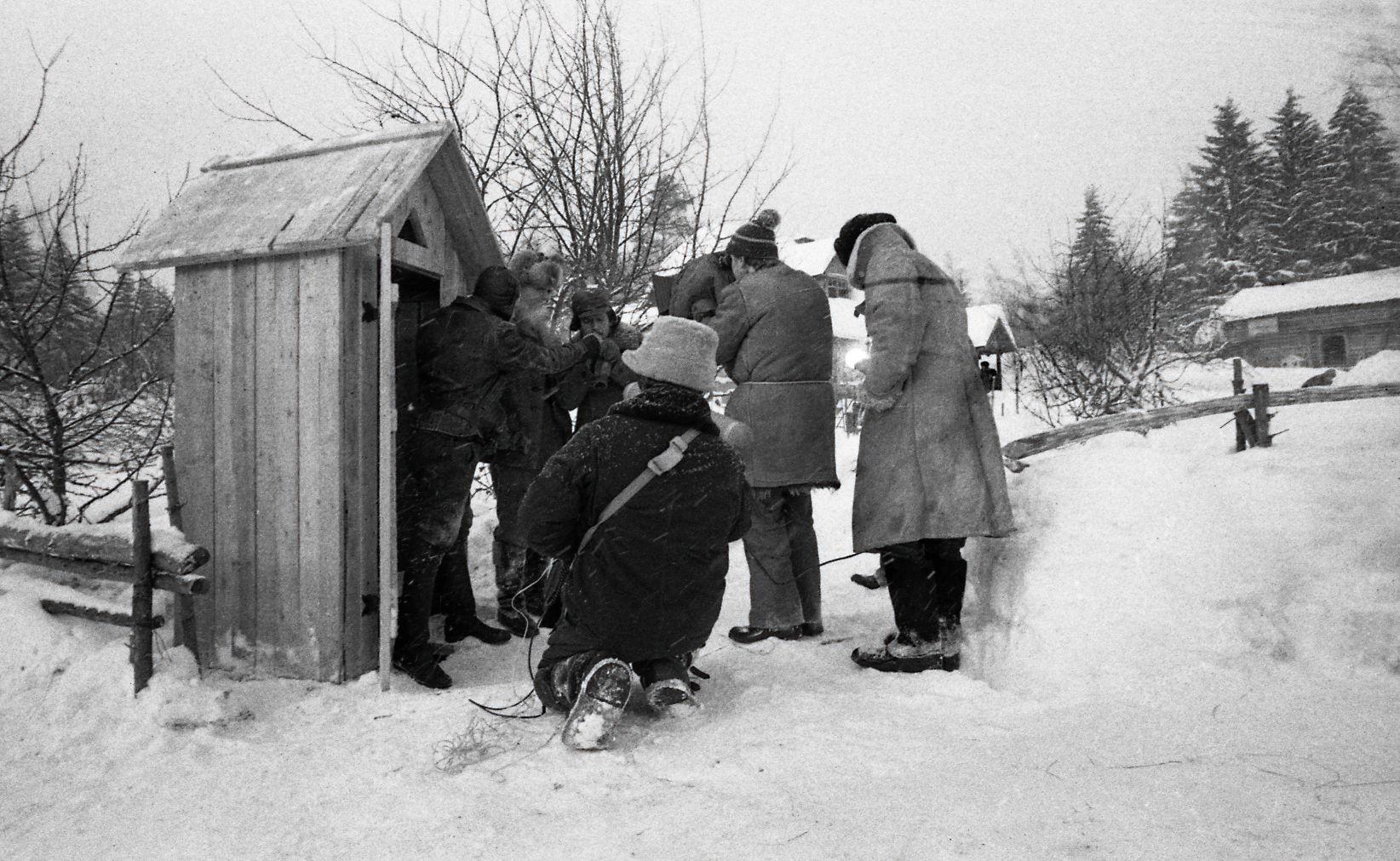 Näitlejad Tõnu Kark, Evald Aavik ja Rudolf Allabert. Kükitab helirežissöör Enn Säde, kaameraga operaator Arvo Iho, assisteerib Ain Suurhans.