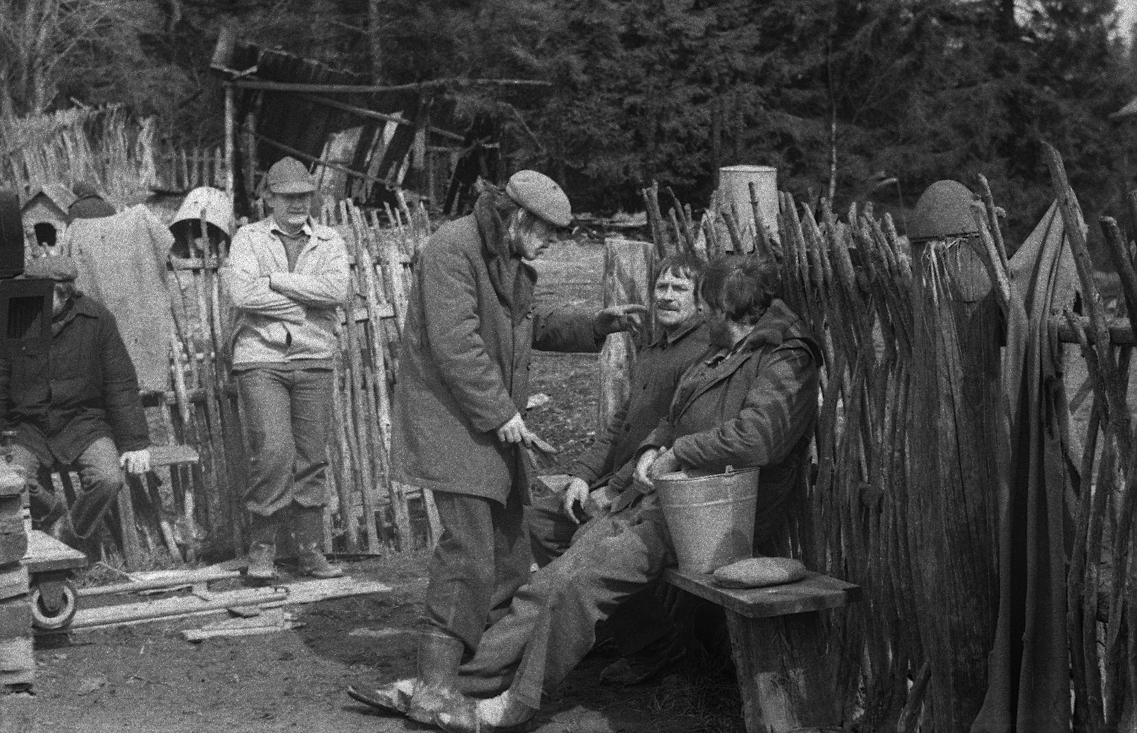 Alamahtja taluõuel. Arvo Iho, Olav Neuland, Rudolf Allabert ja Evald Aavik.