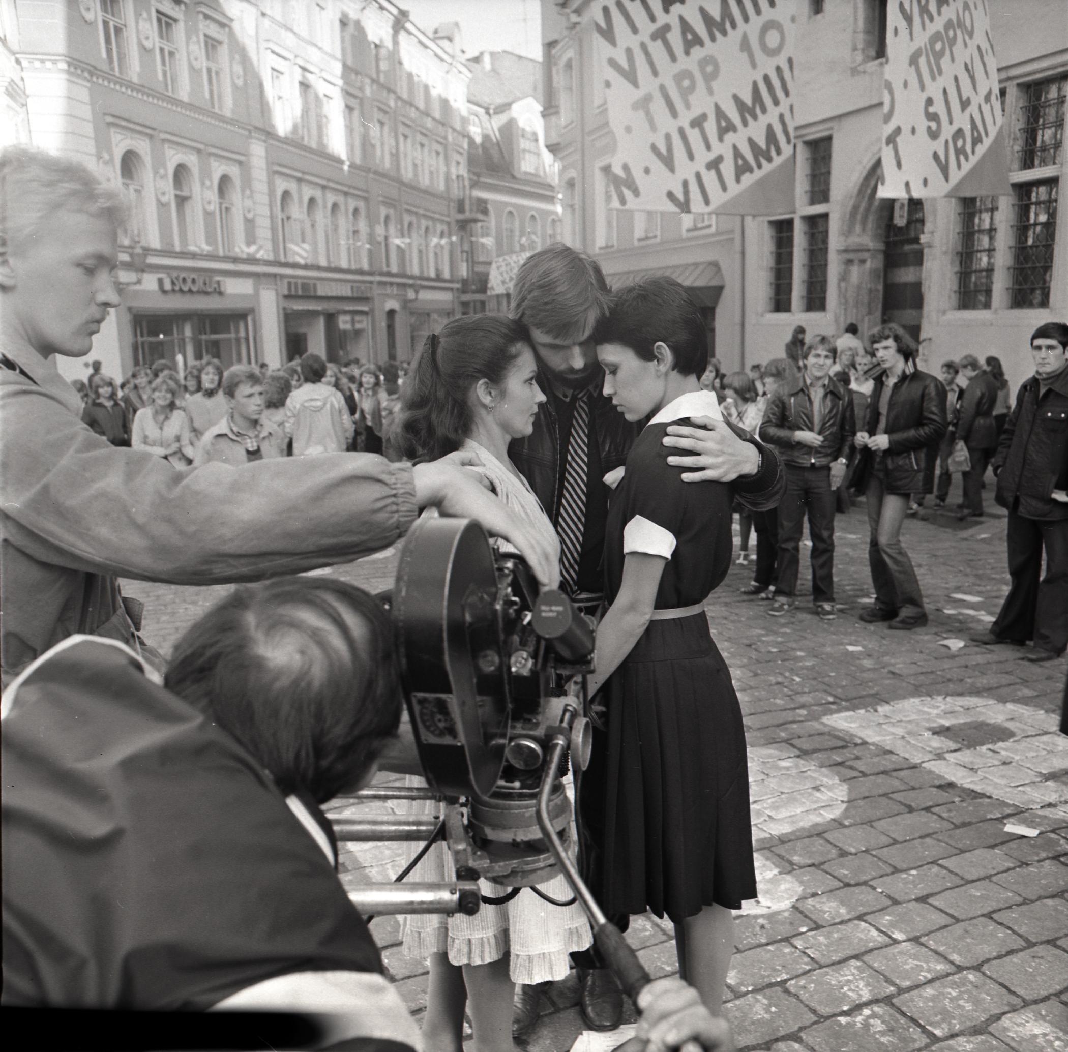 Filmivõtted Vanal turul Tallinnas. Katrin Pruuni osas Els Himma, Vello Pruuni osas Martin Veinmann, Irise osas Galina Abdrahmanova, esiplaanil operaatori assistent Mait Mäekivi ja operaator ago Ruus