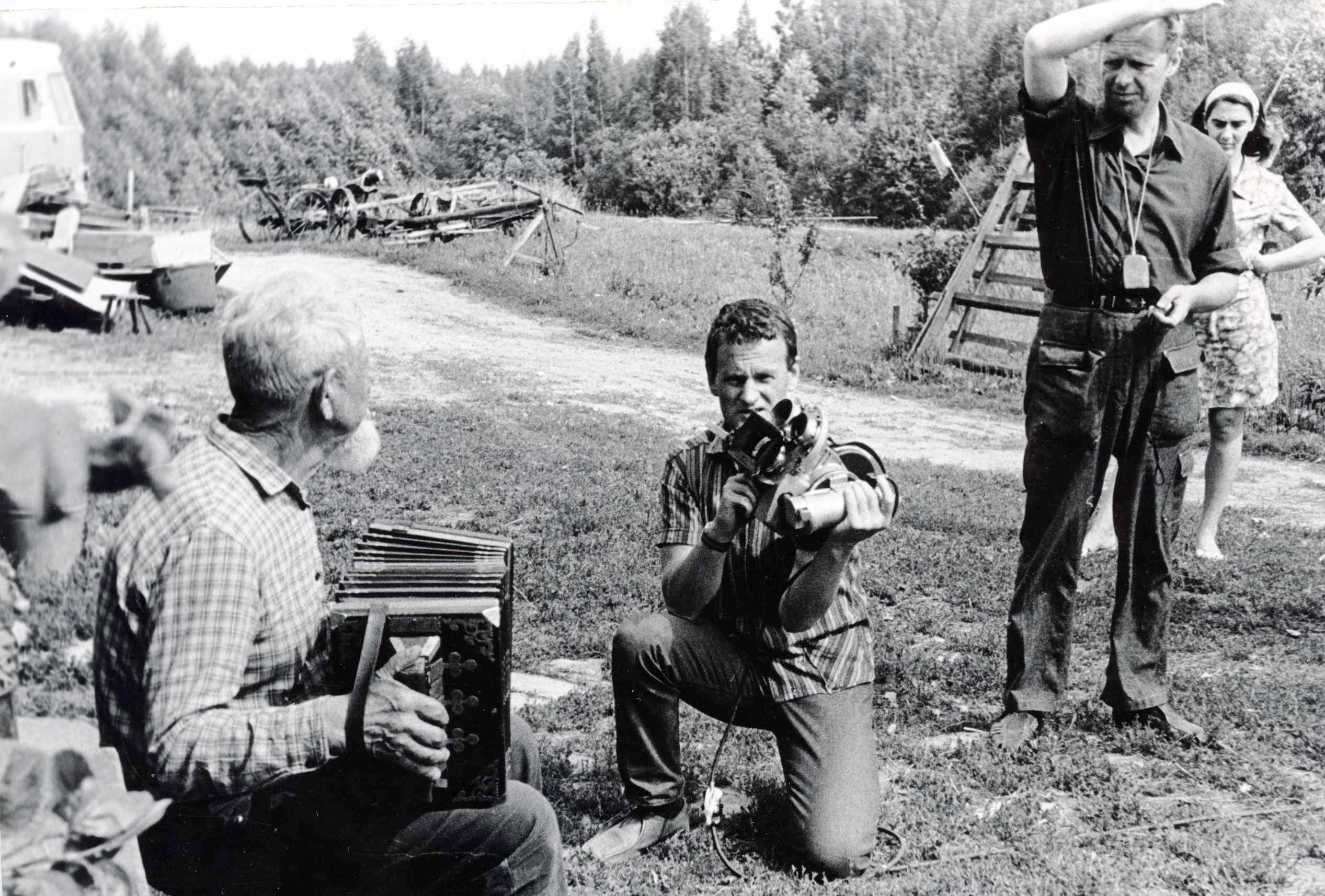 Filmivõtted. Kaameraga režissöör Andres Sööt, tema taga seisavad operaator Alfred Eljas ja assistent Loora Tarm