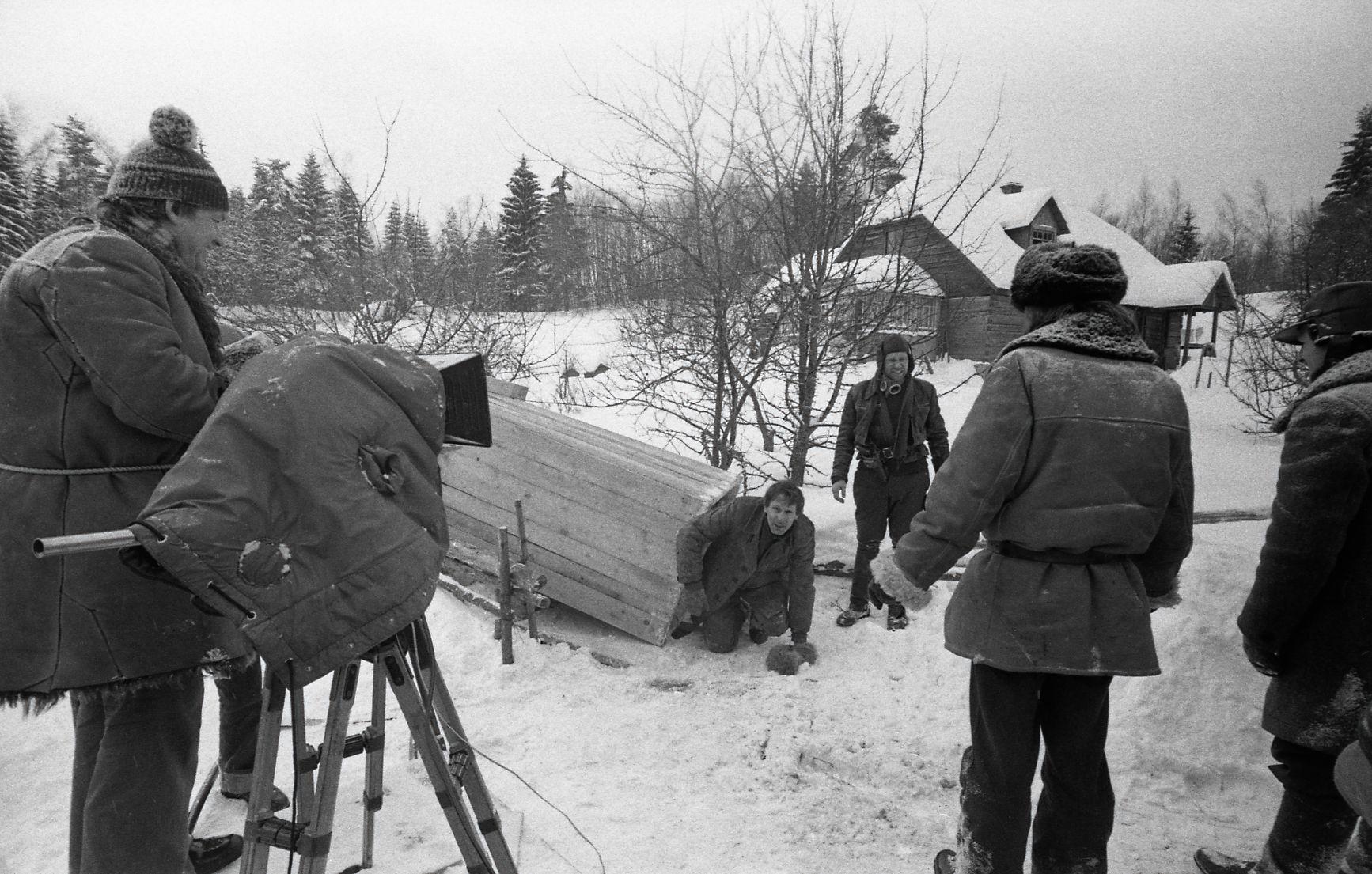 Kaamera taga operaator Arvo Iho, Evald Aavik roomab kemmergust välja, kõrval Tõnu kark. 