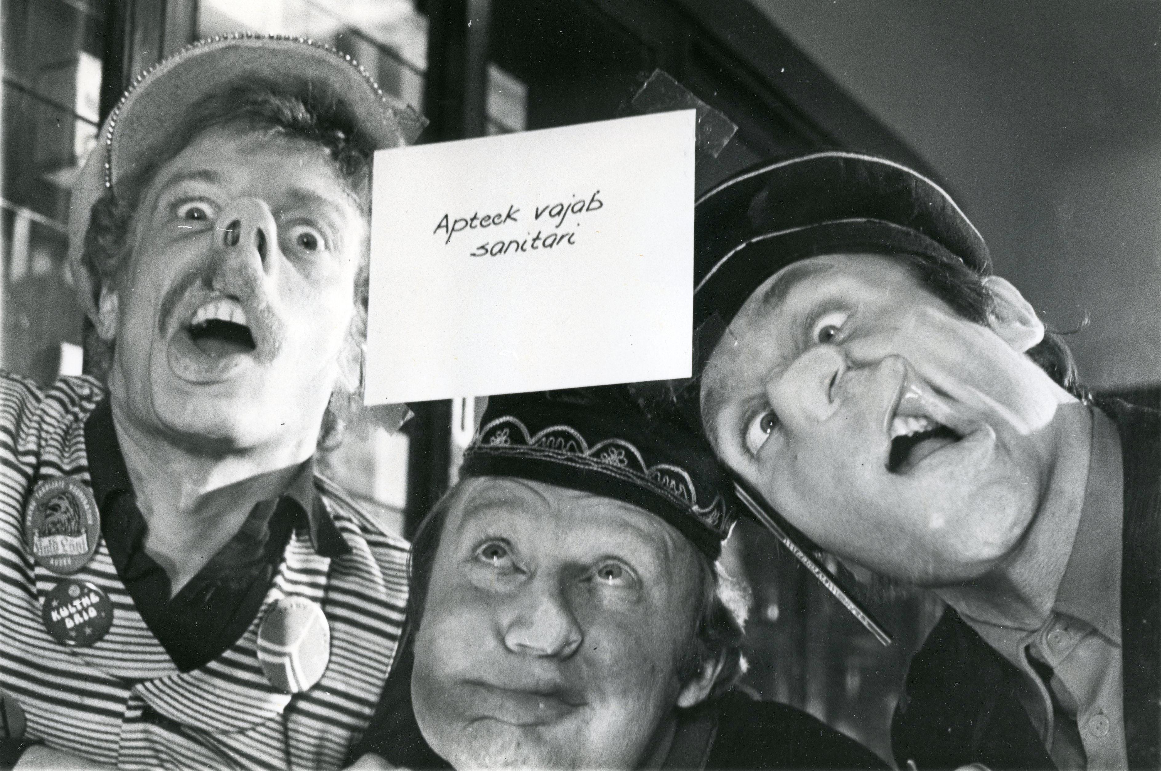Kuldse Trio teine koosseis esitab laulu Apteek (muusika Rein Rannap, sõnad Ott Arder). Esinevad Jüri Vlassov, Mati Murumaa, Mihkel Smeljanski