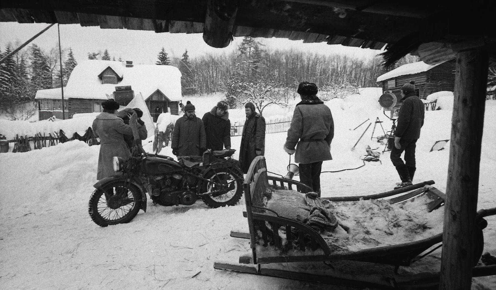Filmivõtteks valmistumine. Partorg tuleb tallu. Tema mootorratas oli ehtne Harley Davidson, aga läks halvasti käima. Uunikum
