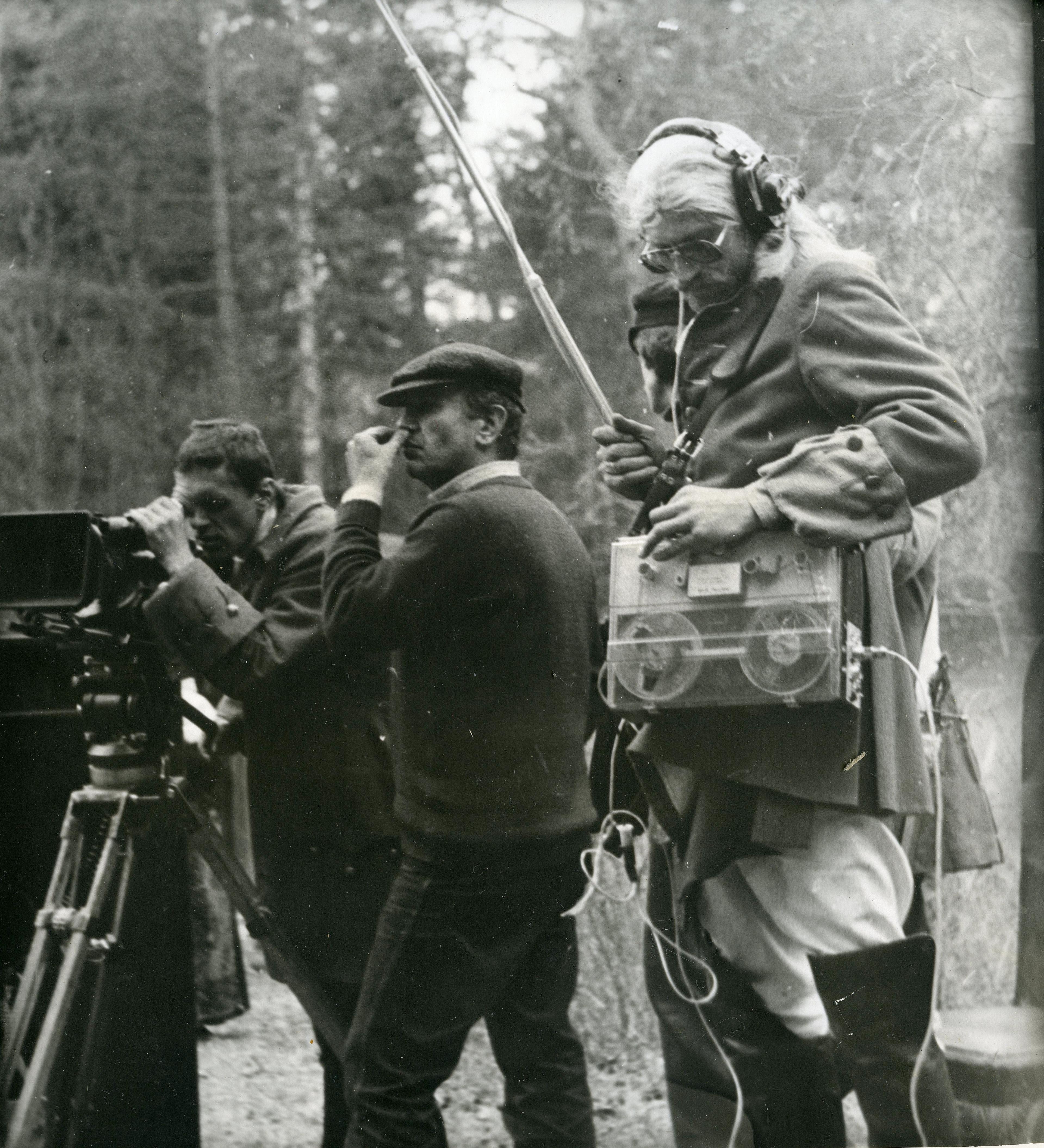 Filmivõtted Ruhnu saarel. Kostümeeritud režissöör Olav Neuland, operaator Nugzar Ruhadze, kostümeeritud helioperaator Mati Schönberg - Foto Kadi Talpsepp